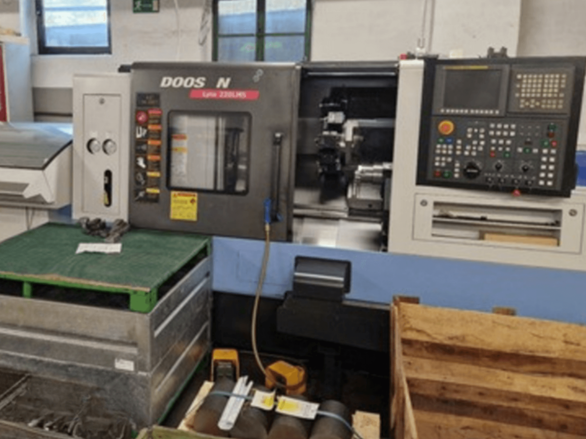 DOOSAN Lyax 220 LMS horisontaalne treipink eesvaates, kus on näidatud juhtpaneel, tööriistad ja tööruum.