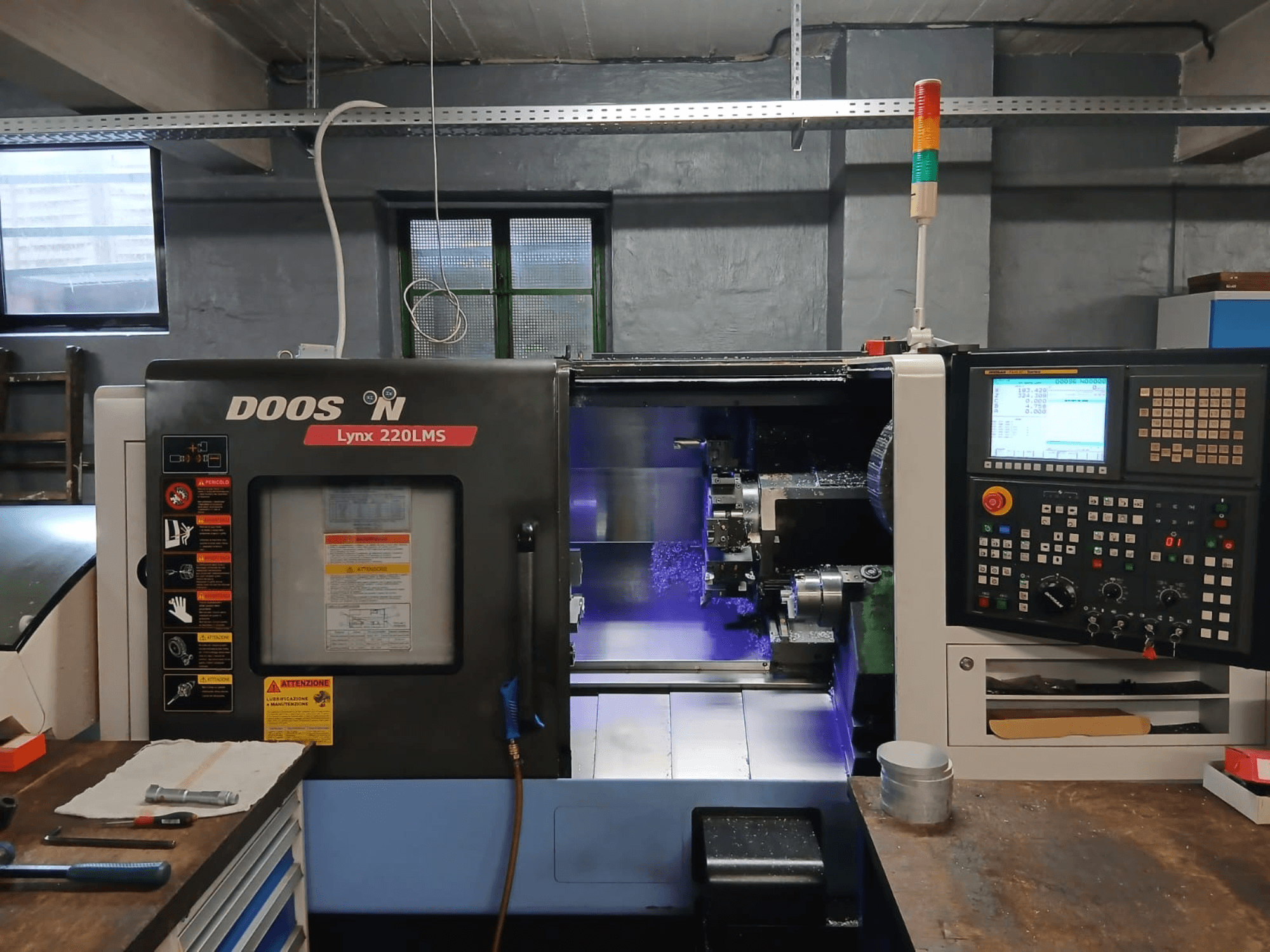 DOOSAN Lynx 220 LMS horisontaalne treipink, vaade eest, millel on näha juhtpaneel ja töötlemisala.