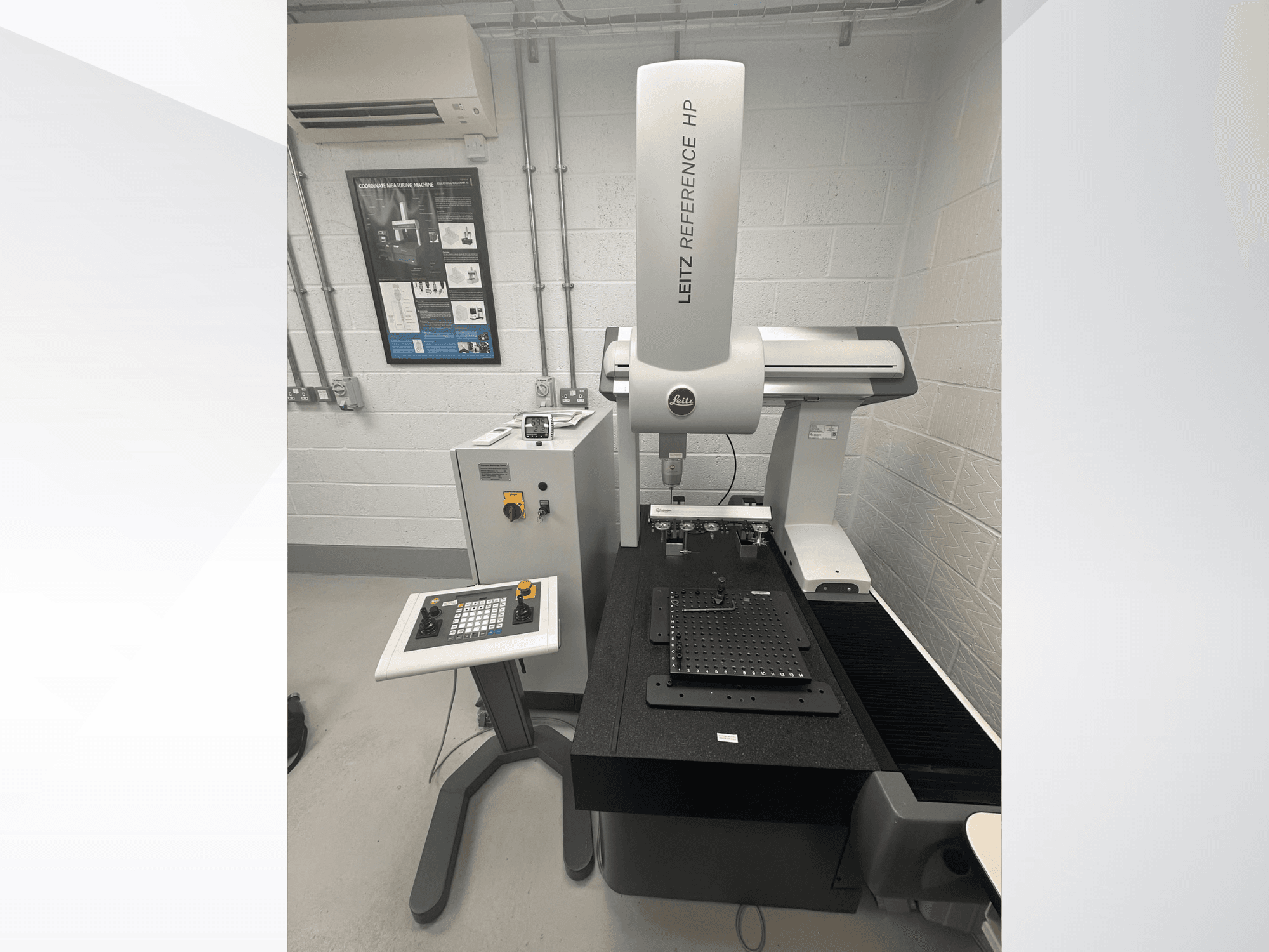Koordinaatmõõteseade LEITZ Reference HP esivaates, millel on juhtpaneel ja mõõtepind.