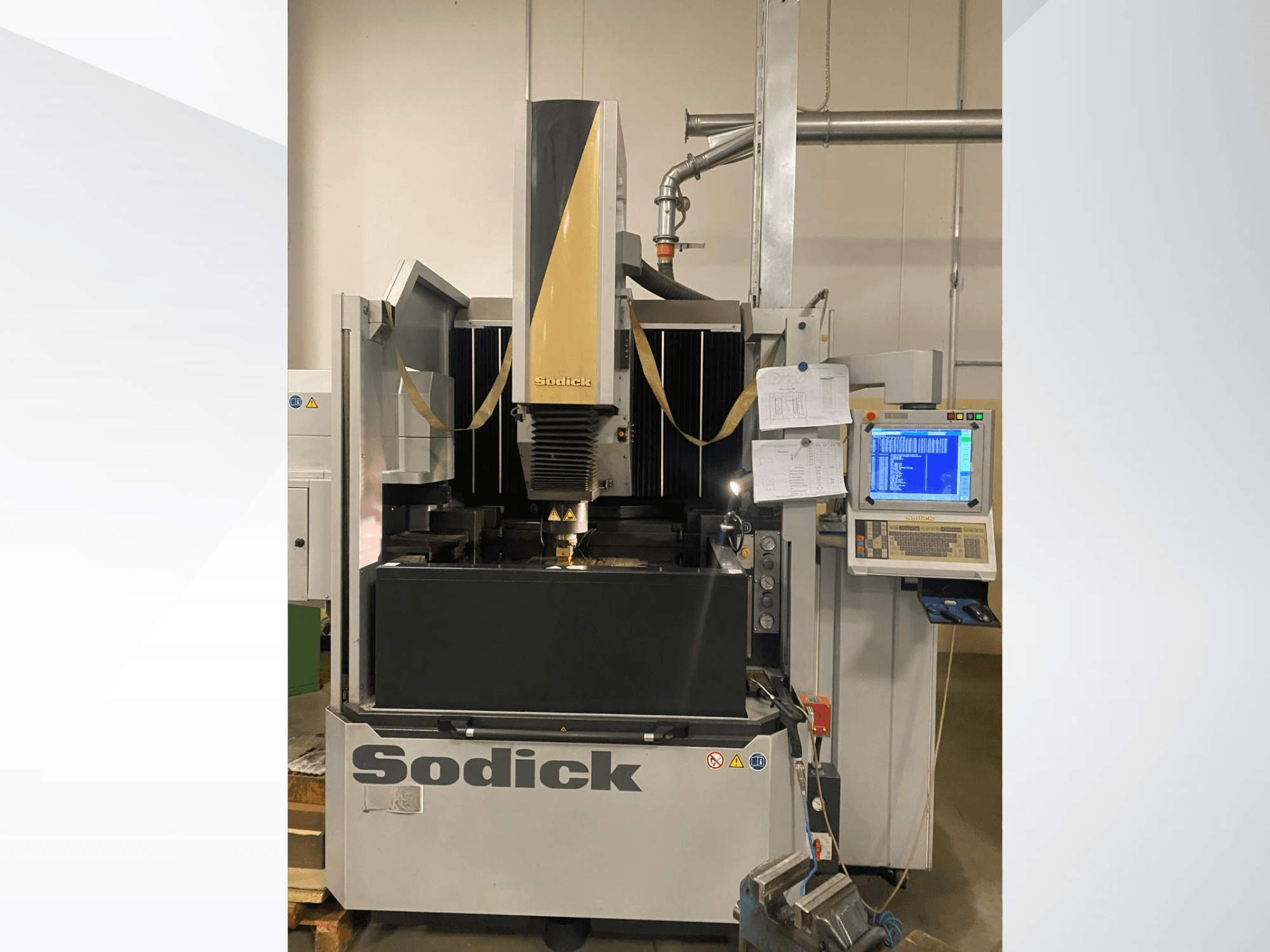 Sodick EDM-masin esivaates, millel on juhtpaneel, töölaud ja ülalpool olev lõikamispea.