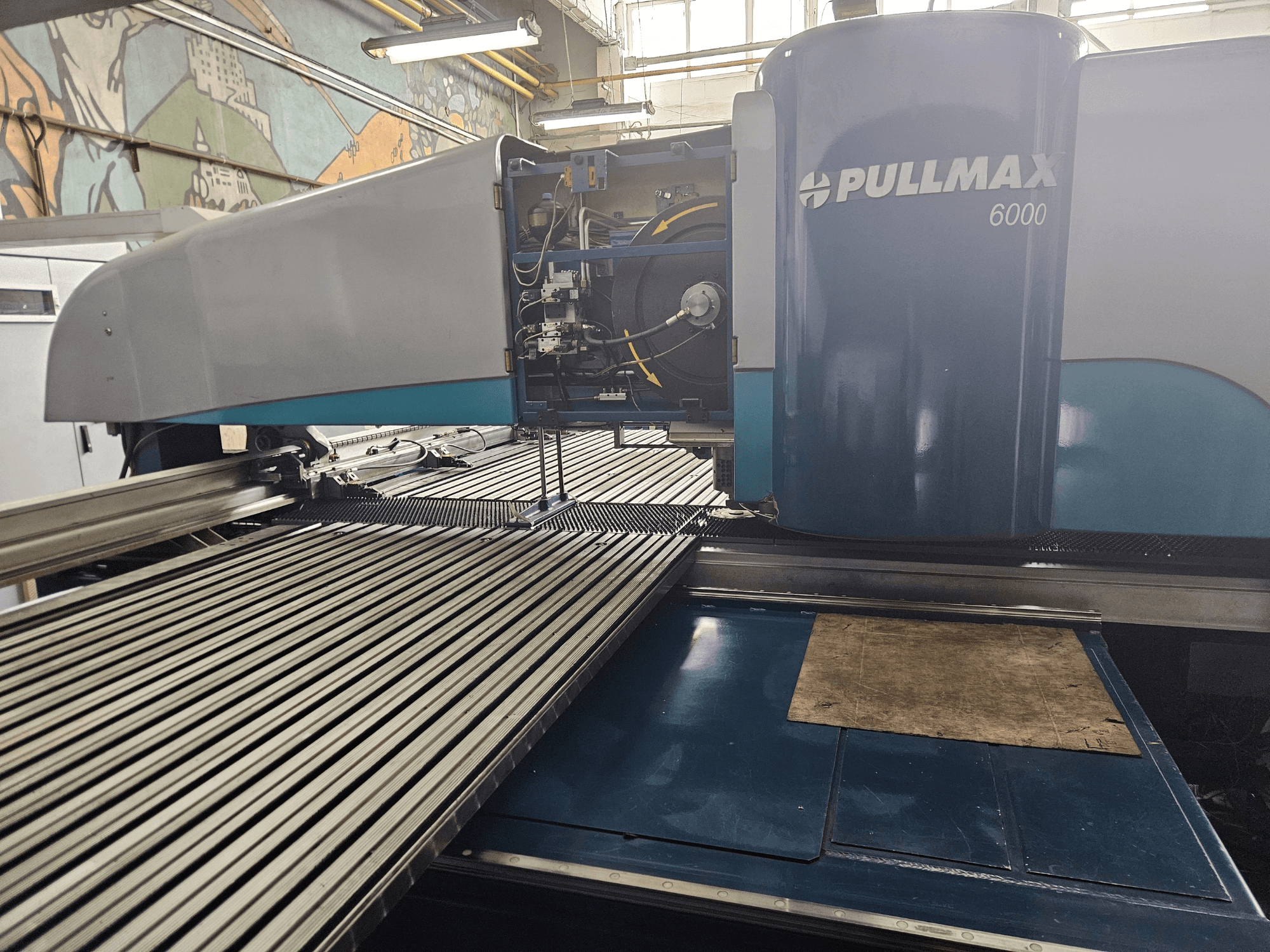 Pullmax 6000 CNC-tööpingi esivaade, millel on elegantne disain, tööpaneel ja metallist tööpind.
