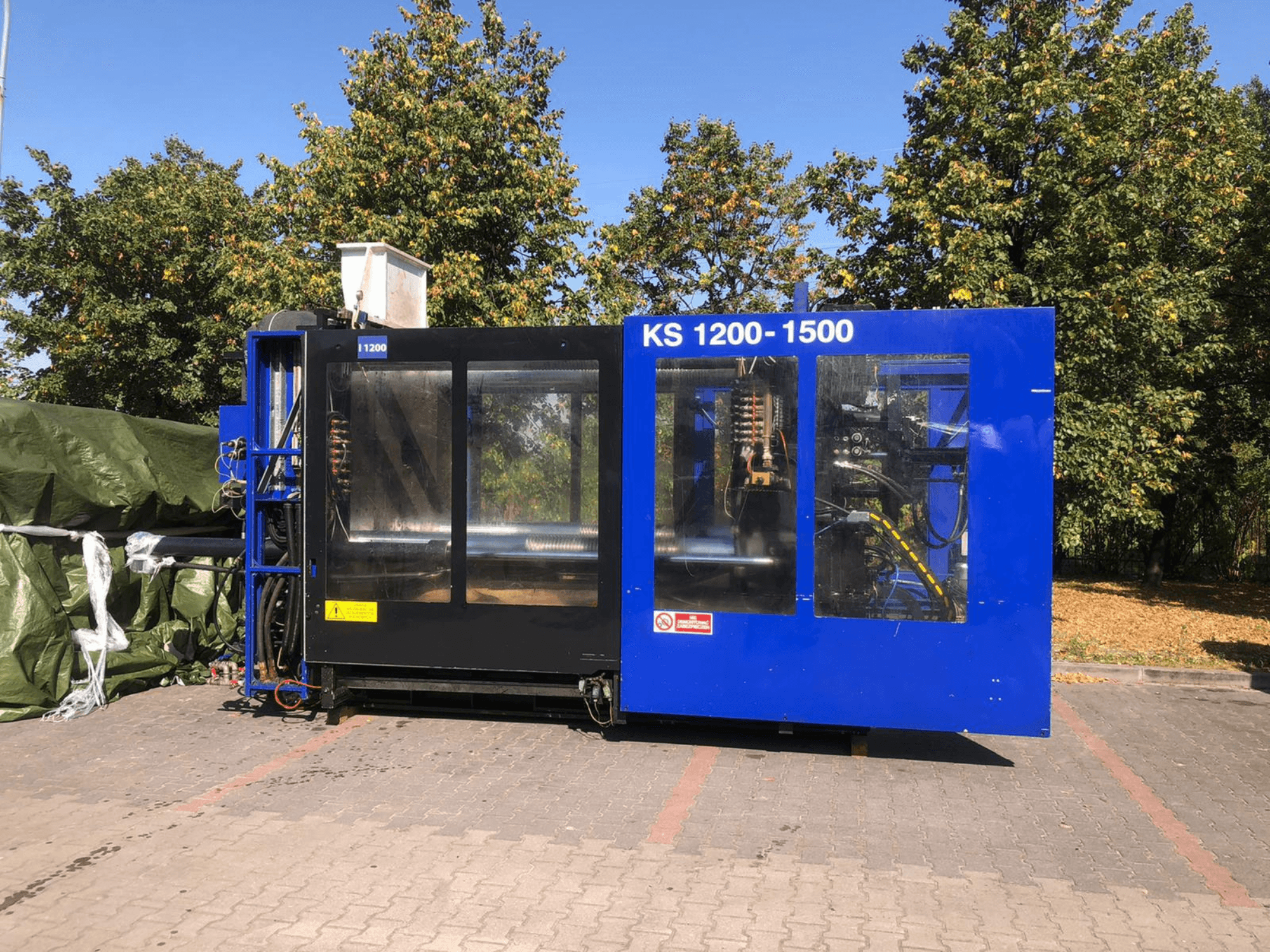 Hüdrauliline survevalu masin ITALTECH KS 1200 8300 ES, külgvaade, mis näitab juhtimisseadmeid ja masina üksikasju parki.