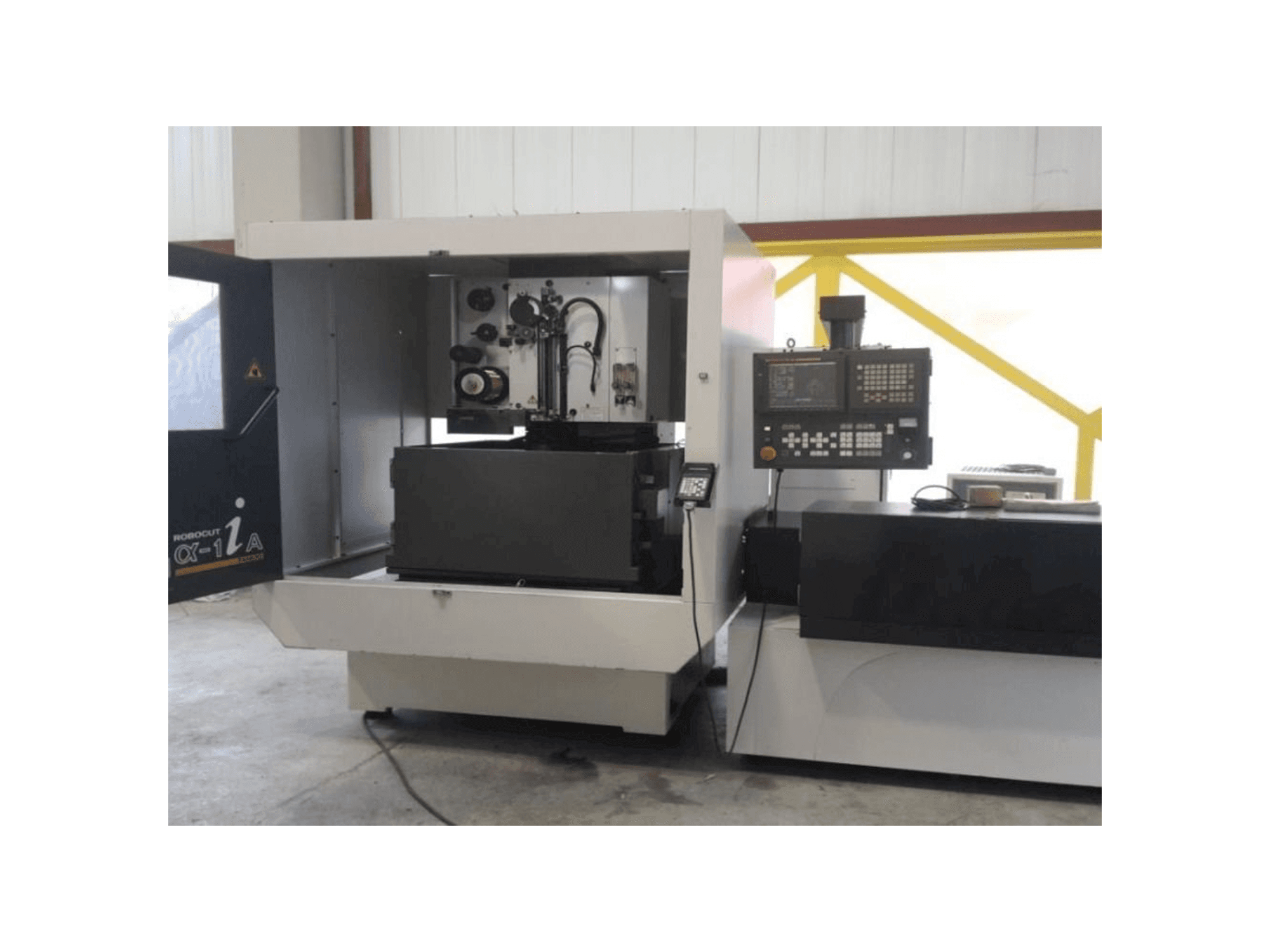 Masina FANUC Robocut α-1iA eestvaade