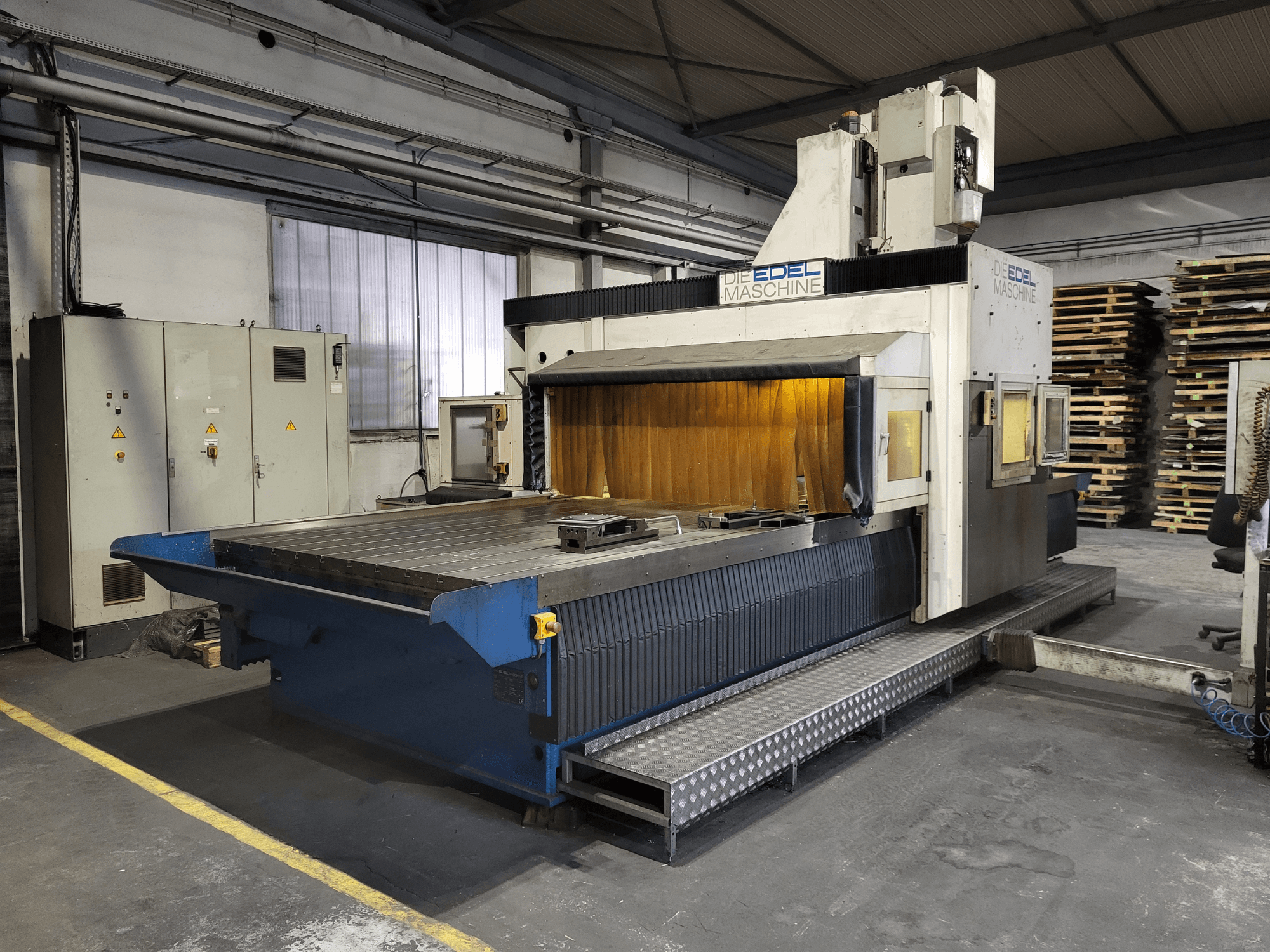 Gantry freespink EDEL Koordimatic XL 4020, esivaade, millel on suur töölaud ja juhtimispult tööstuslikus keskkonnas.