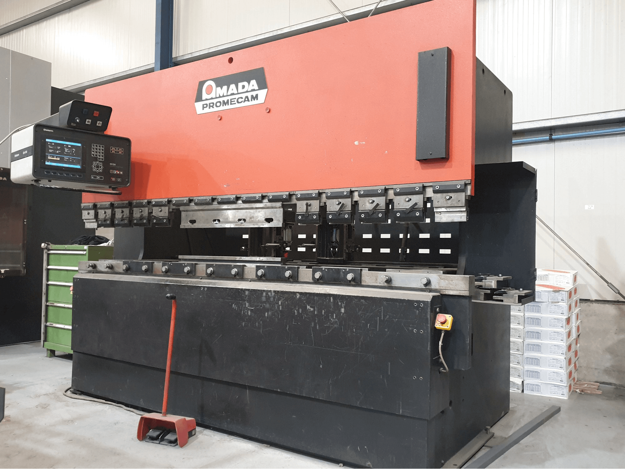 Masinavaade AMADA APX 3000 X 100 T vasakult
