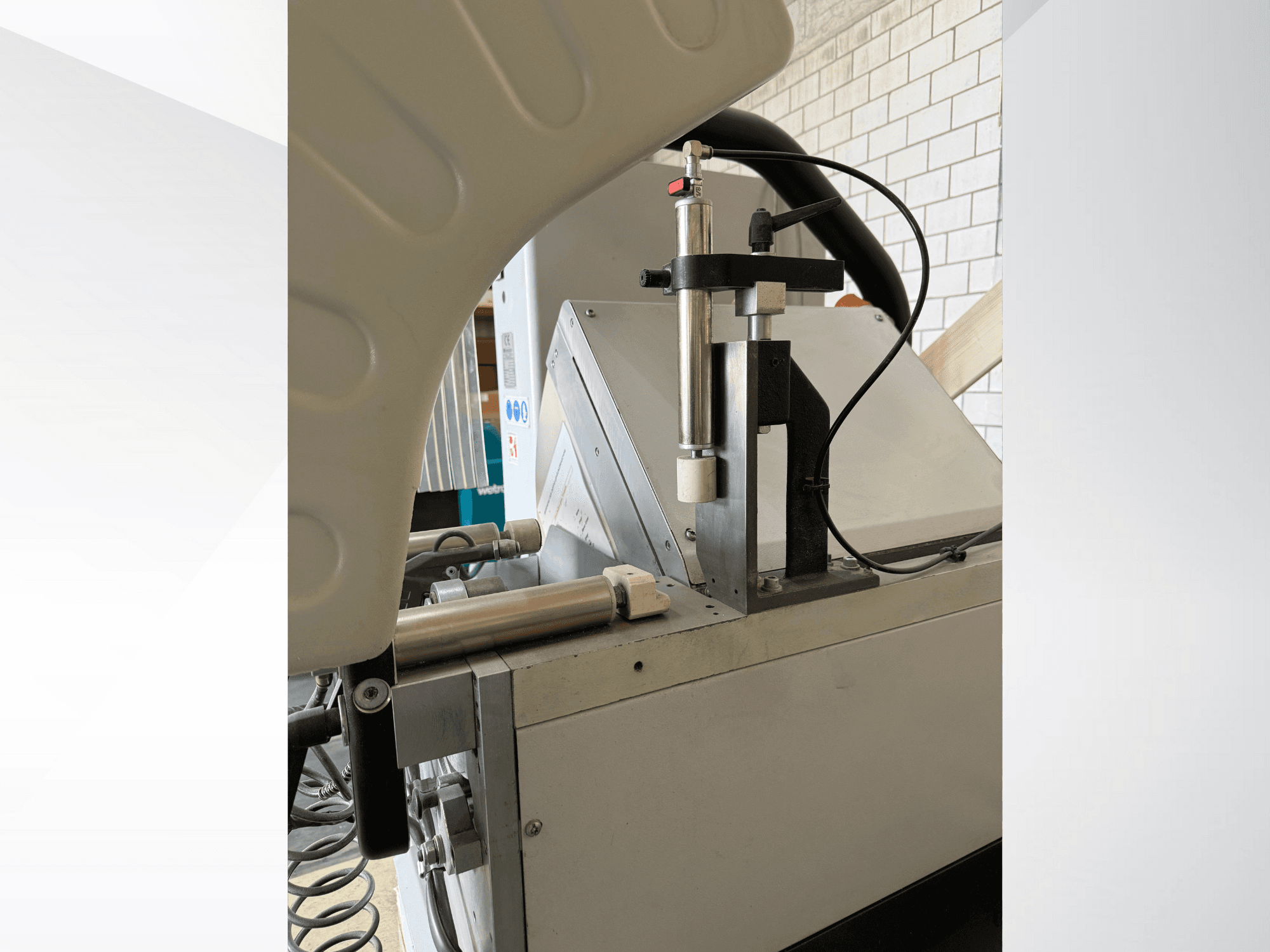 Lähivaade täppisdosaatorist, millel on vertikaalne süstel, nähtav kaubamärgi logo ja juhtpaneel esiplaanil.