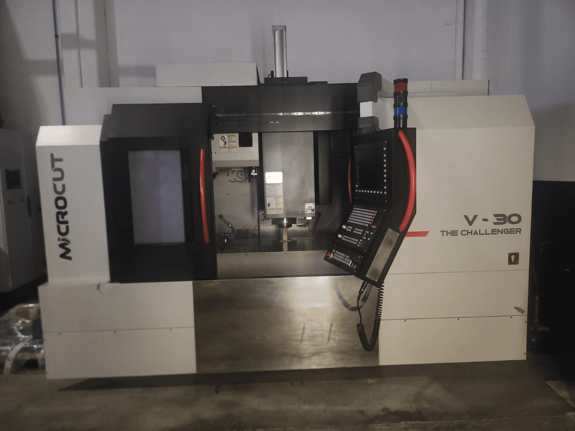 Microcut V-30 Challenger CNC-tööpink, esiplaan, juhtpaneel, lõikepind ja tööstusdisaini elemendid.