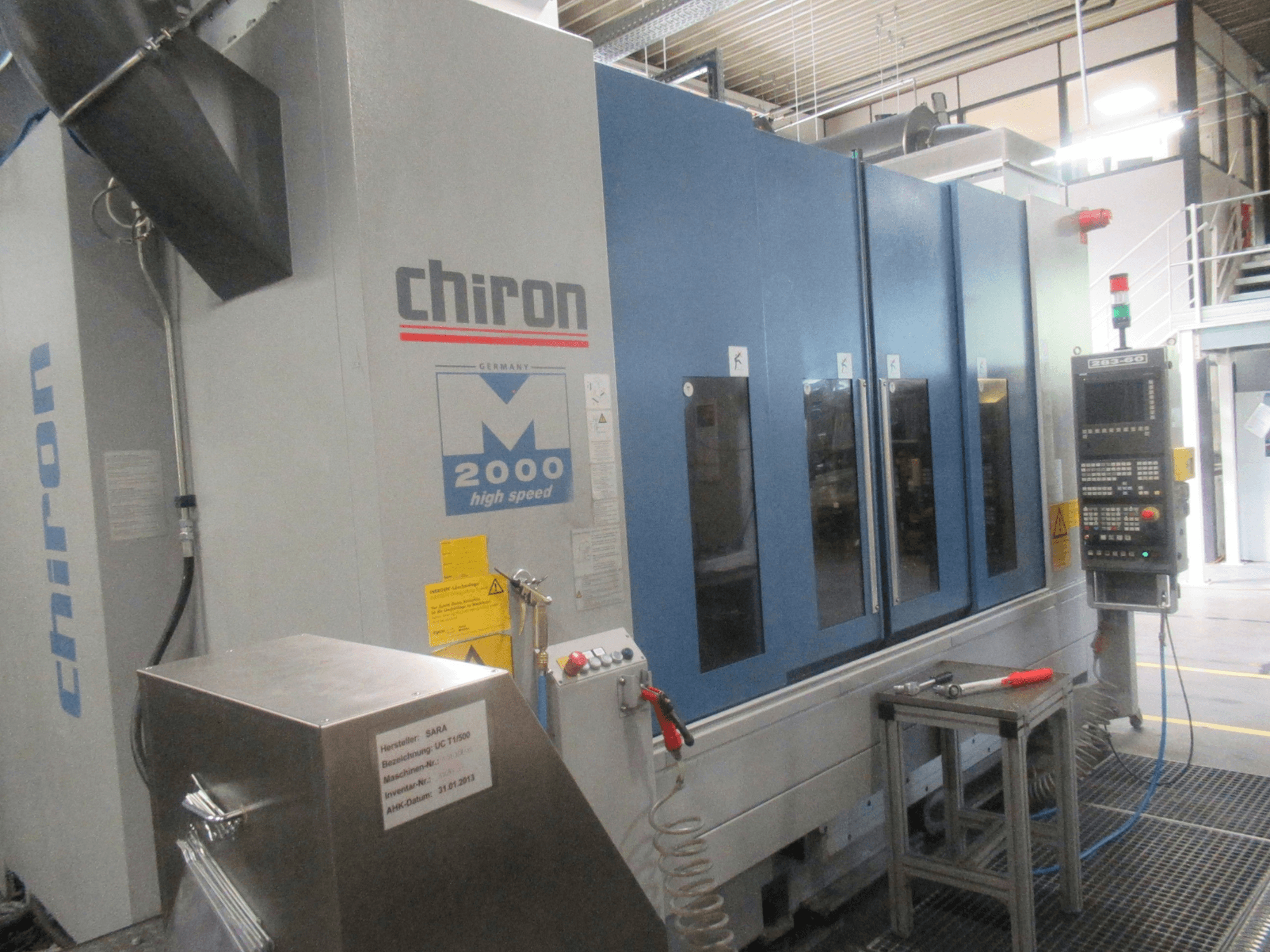 CHIRON Mill 2000 vertikaalne töötlemiskeskus, esivaade koos juhtpaneeliga, sinine disain ja nähtavad kiirtoimingud.