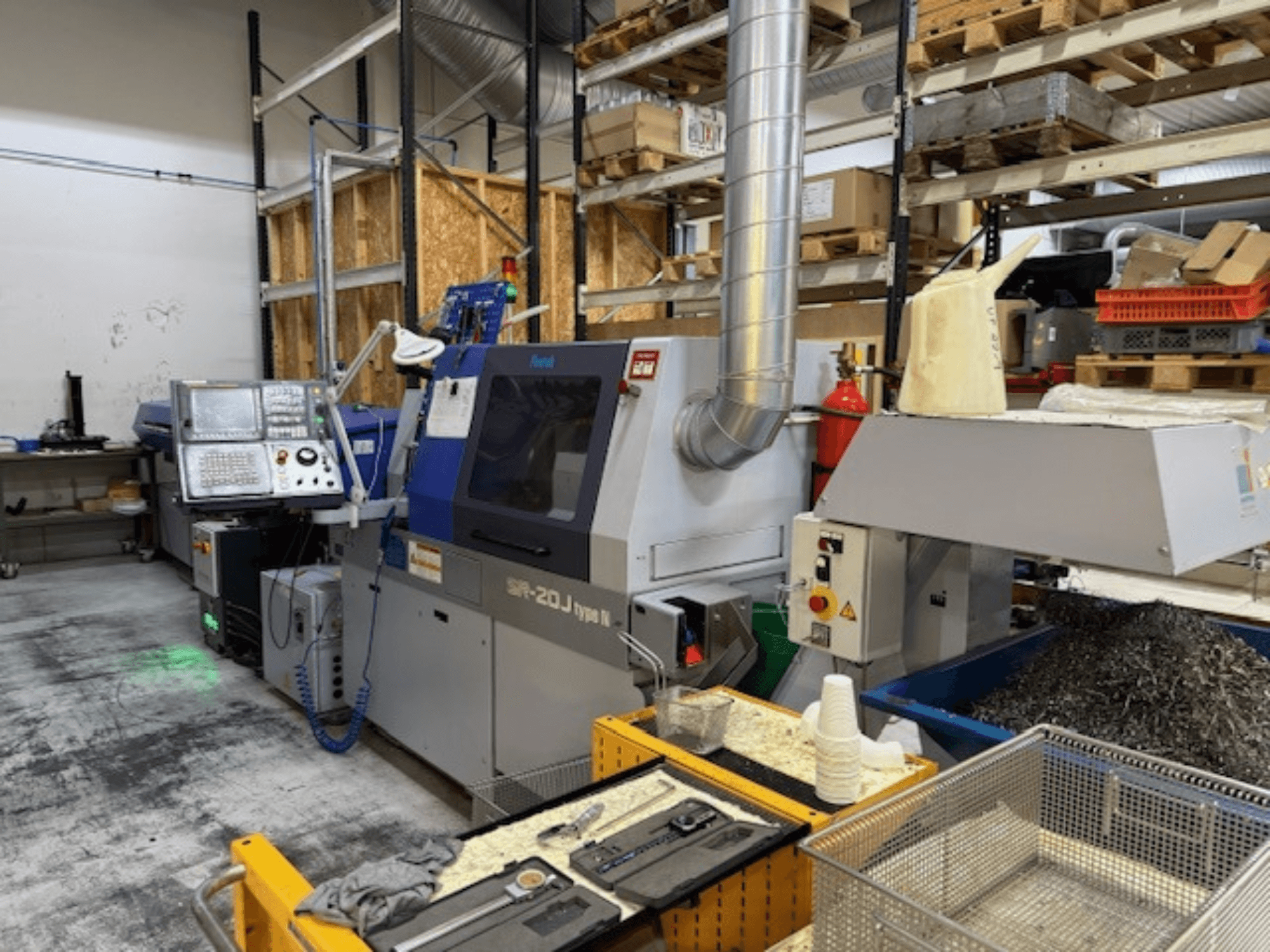 Faroh SPR-20J N-tüüpi N-töötluskeskuse esiplaan koos juhtpaneeli, metallilaastude ja turvavarustusega töökojas.