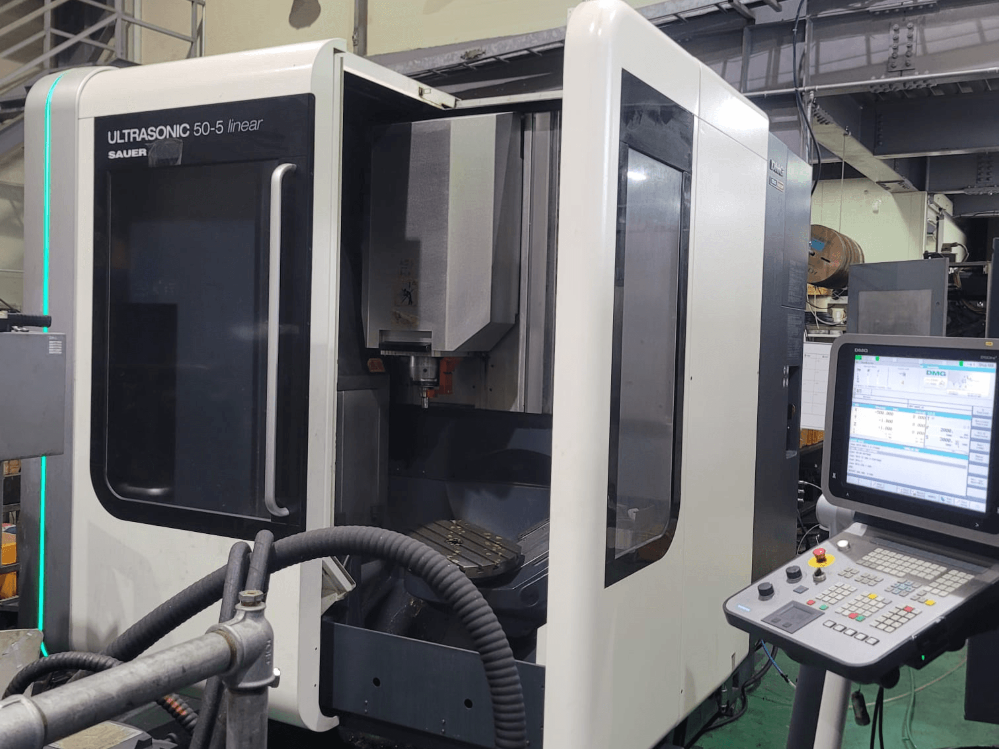 DMG ULTRASONIC 50-5 lineaarne universaalne töötluskeskus, esiplaan, juhtpaneel ja nähtav tööala.