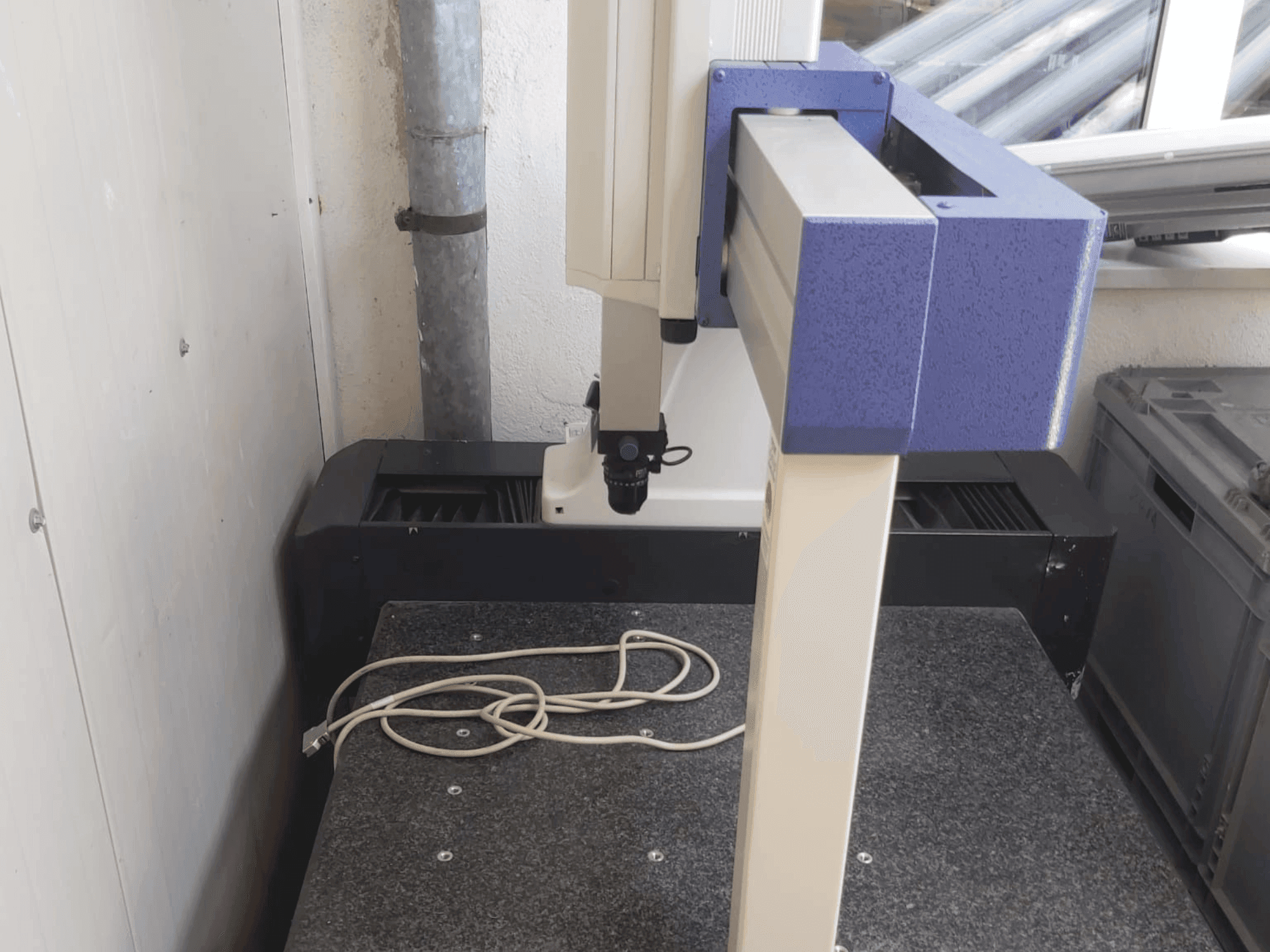 Masina Mitutoyo Crysta-Plus M443 eestvaade