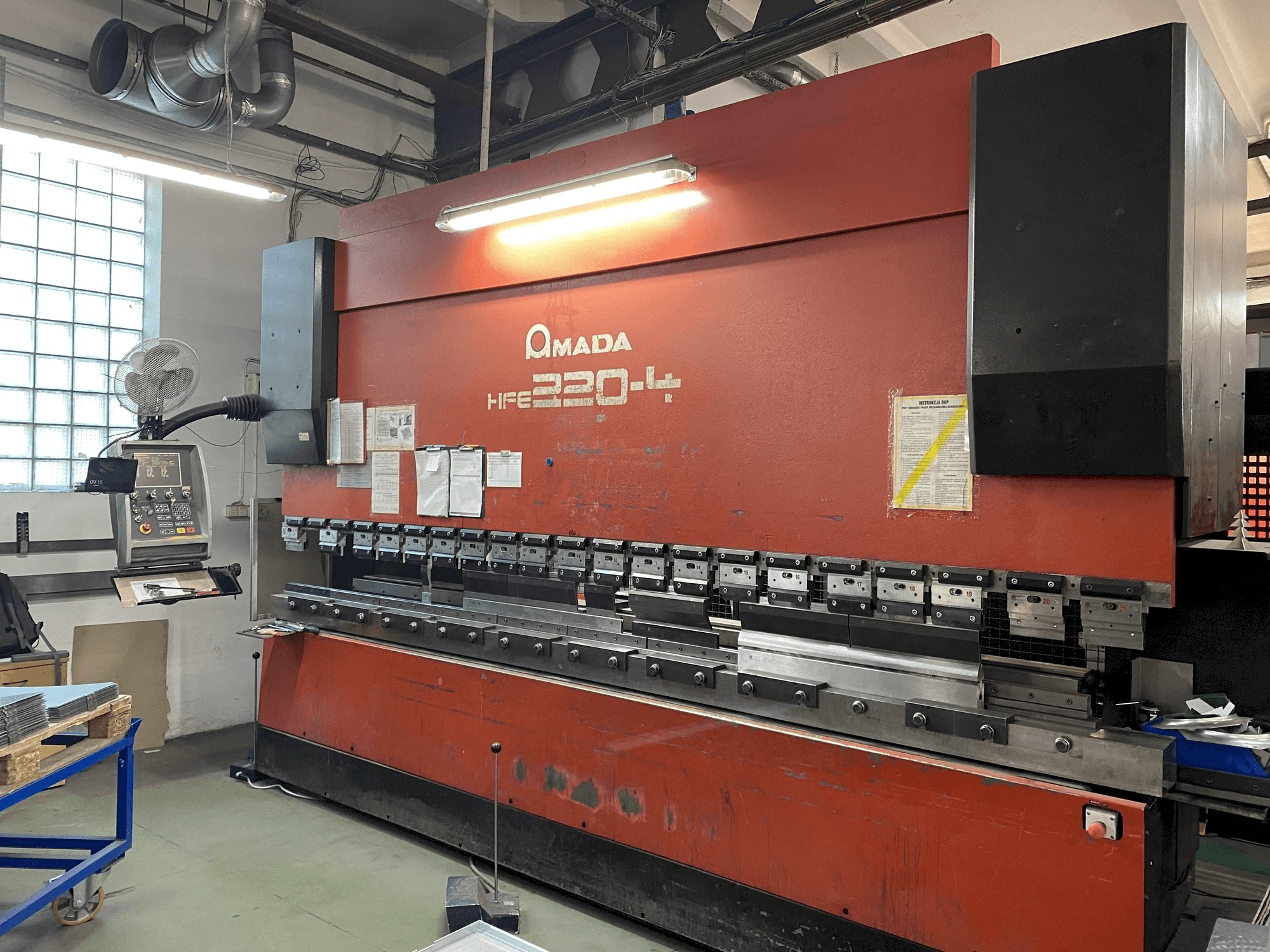 Masina AMADA HFE 220-4 eestvaade