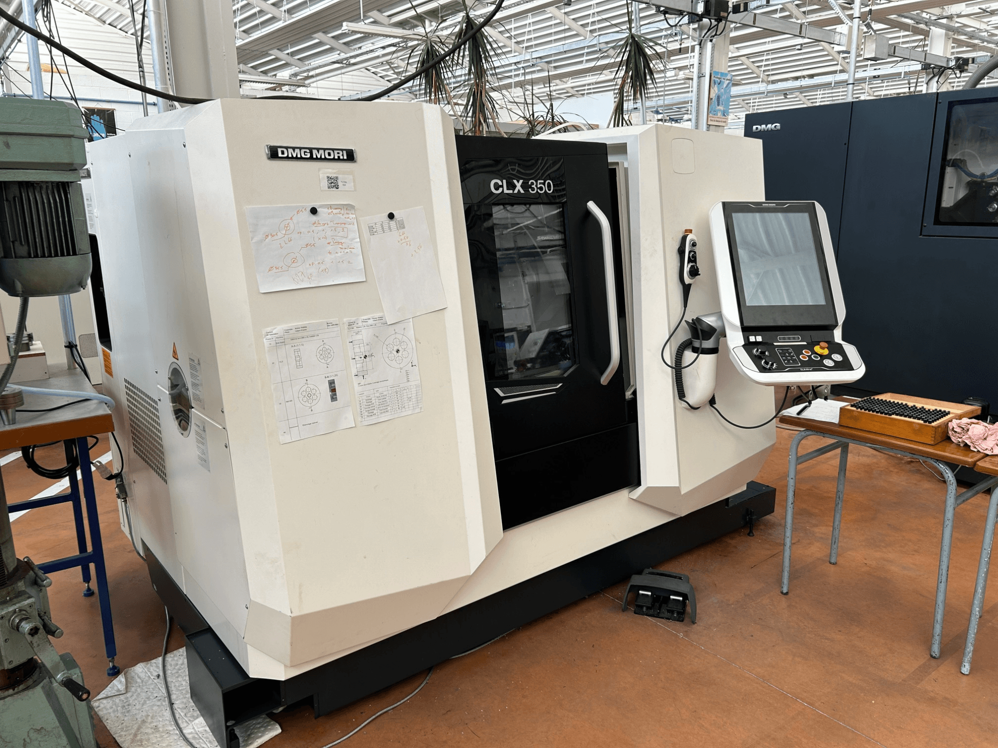 DMG MORI CLX 350 V4 horisontaalne treipink, vaade eest, koos juhtpaneeli ja lisatud tehniliste dokumentidega.