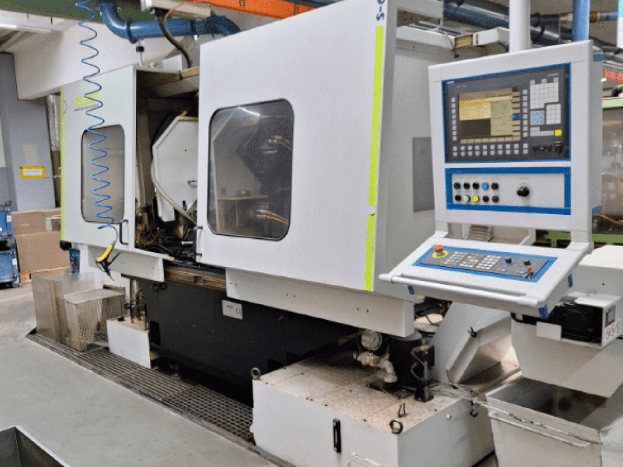 Juhtpaneeliga tööstuslik freespink, külgvaates, millel on kaks kambrit ja nähtavad toruliitmikud.