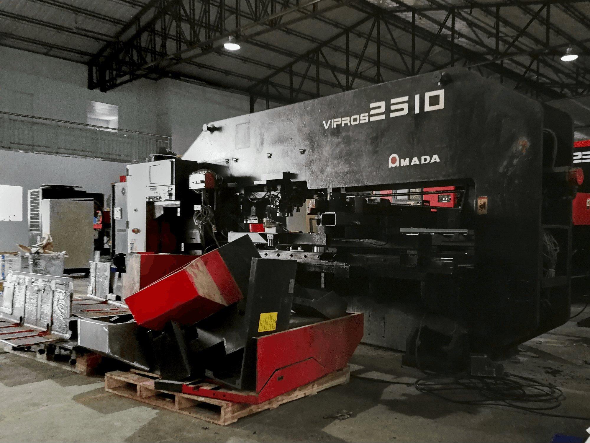 Masinavaade AMADA Vipros 2510 paremalt