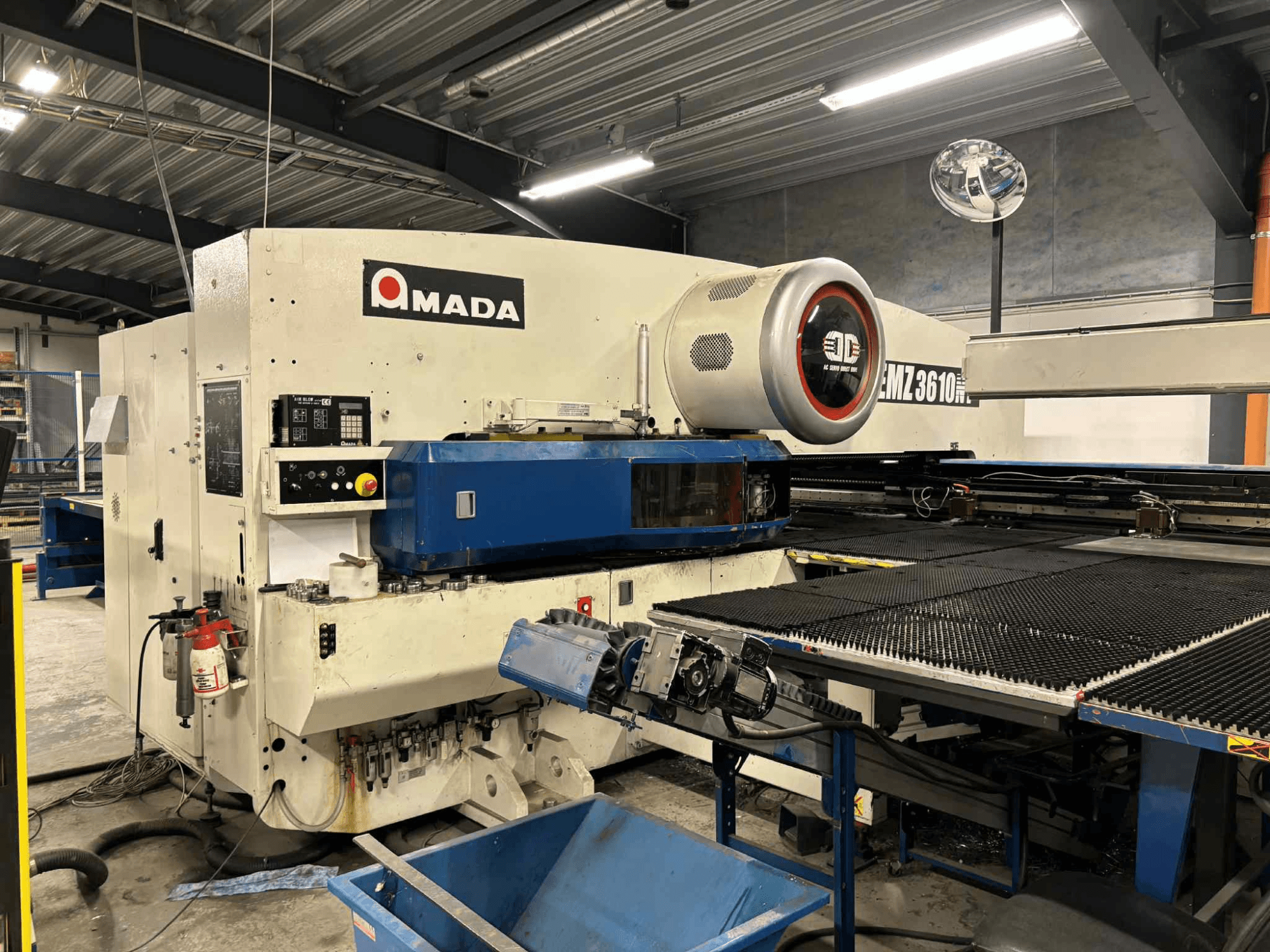 Amada EMZ3610H stantsipress eespoolt vaadatuna; funktsioonid: juhtimisseadmed, sinine voodi ja turvavarustus.