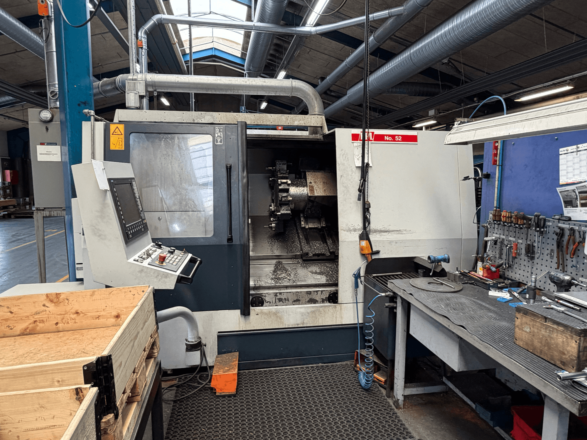 SPINNER TC800 110 SMCY horisontaalne treipingi esiplaanilt, koos juhtpaneeli ja lähedal asuva tööruumiga.