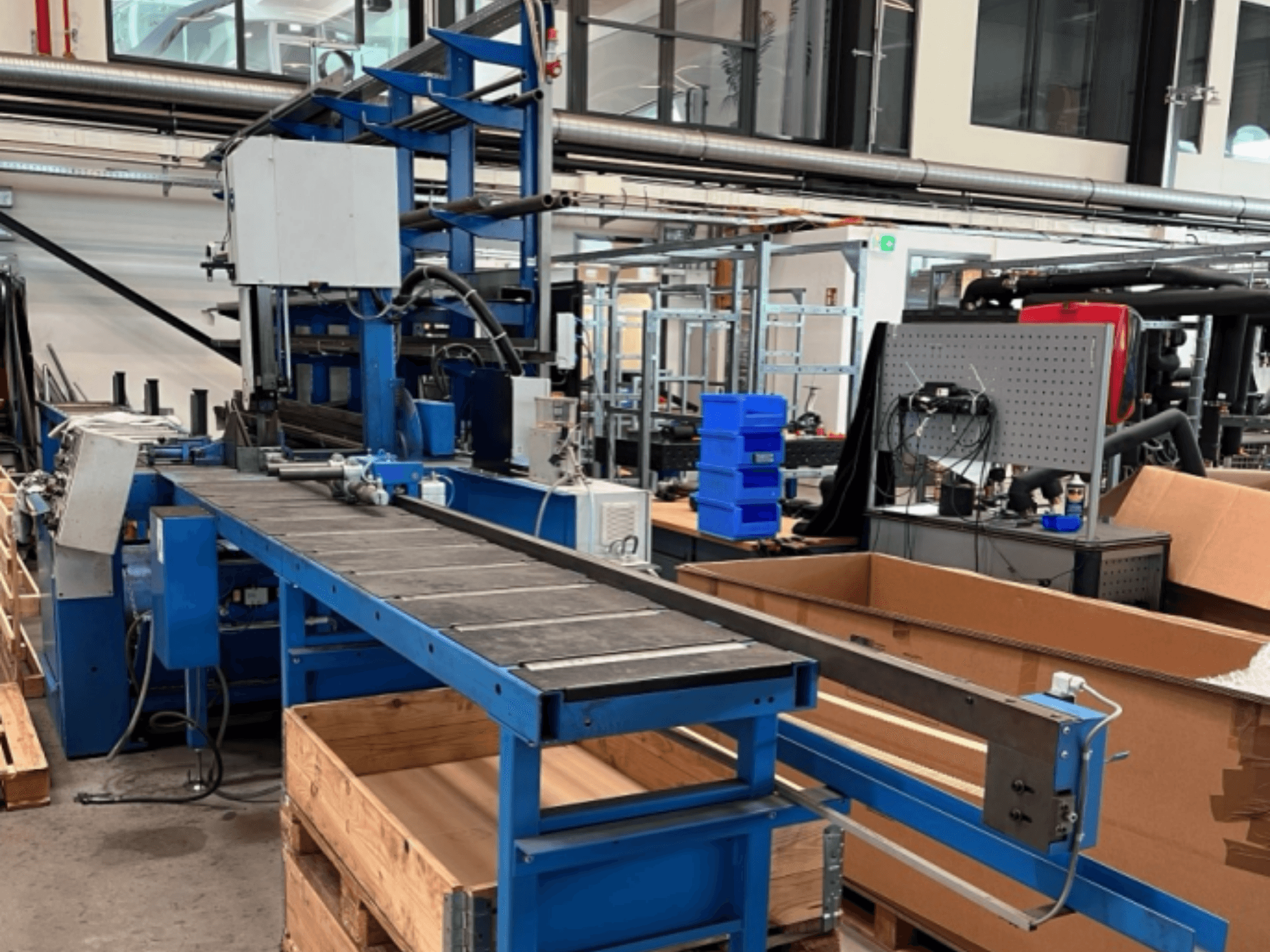 JAESPA Classic 423 DGH metalllintsaag, vaade eest, koos konveierilindiga ja ümbritsevate tööstusseadmetega.
