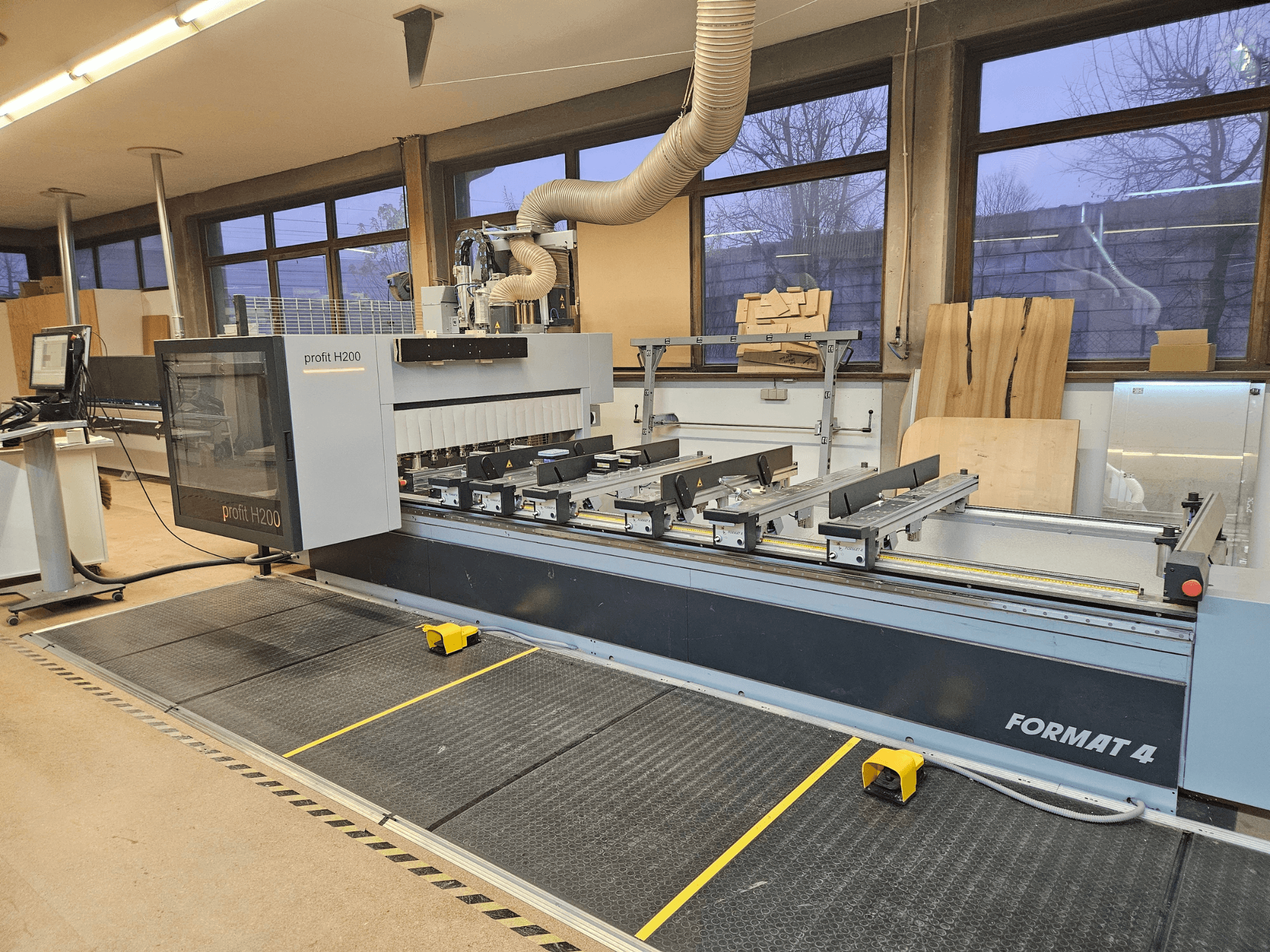 Format 4 profit H200 CNC-tööpink, esivaade, lõikeplaat, juhtpaneel ja tolmueemaldussüsteem nähtavad.