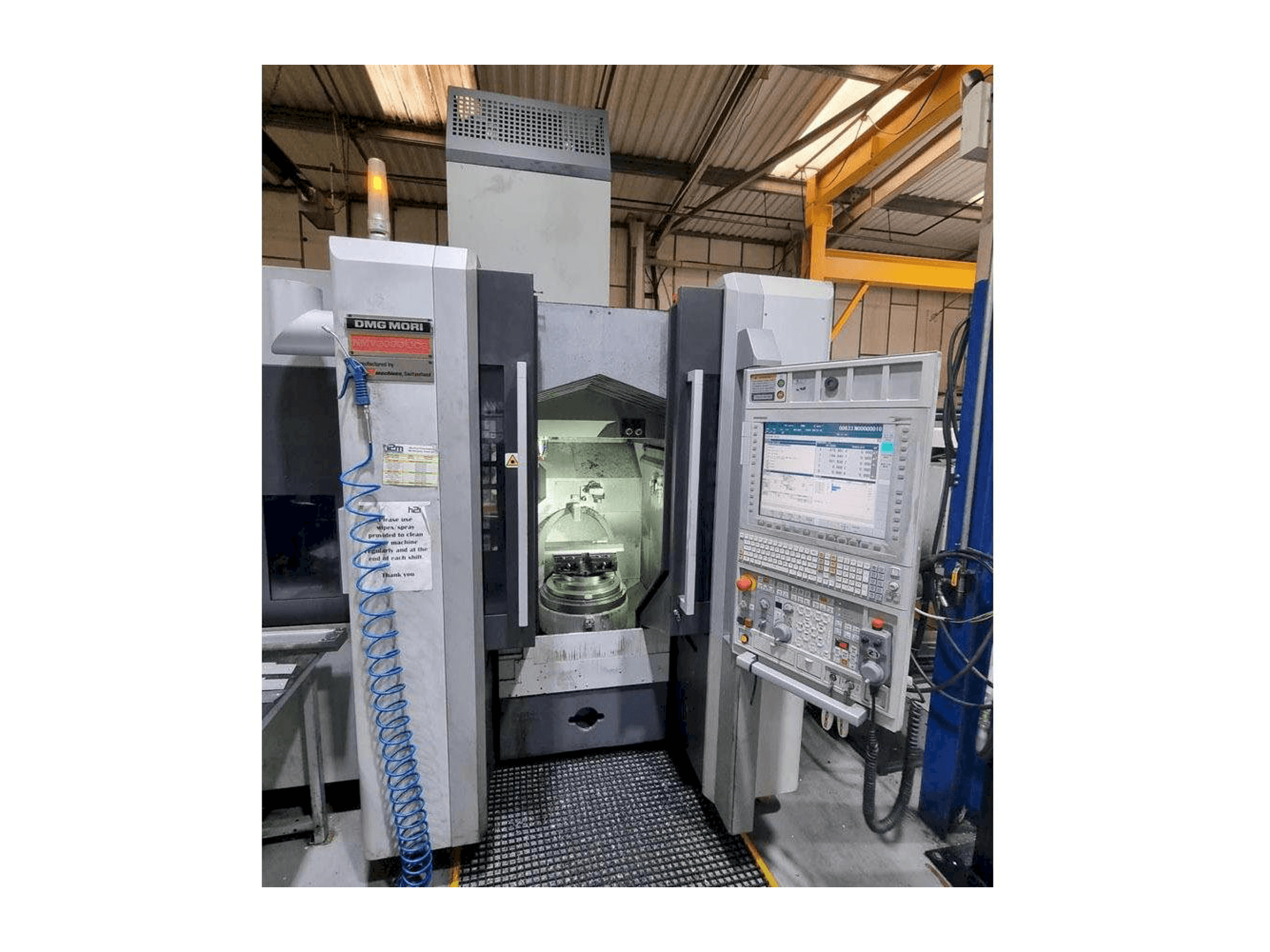 Masina DMG MORI NMV3000 DCG eestvaade