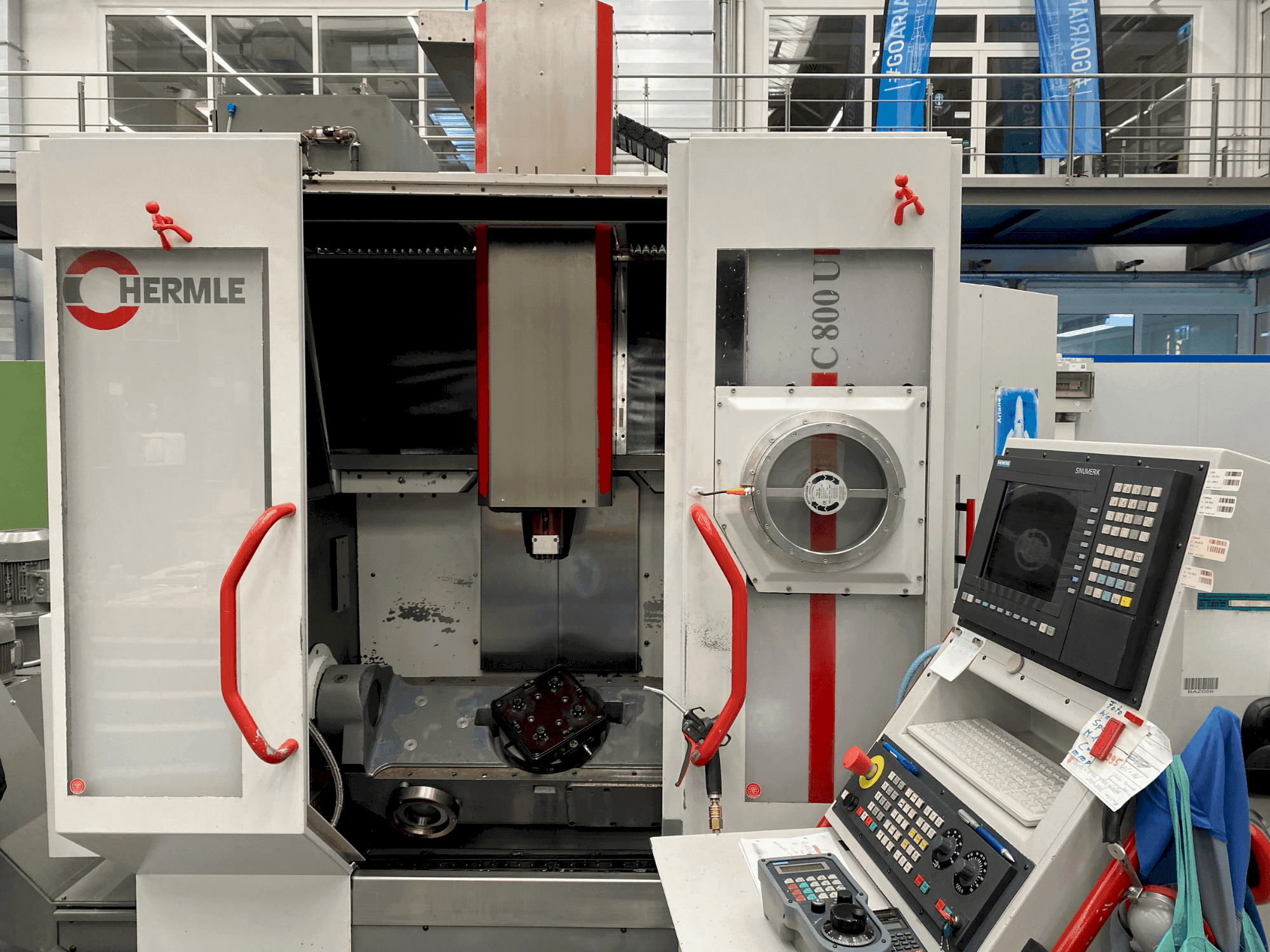 Masina HERMLE C800 U eestvaade