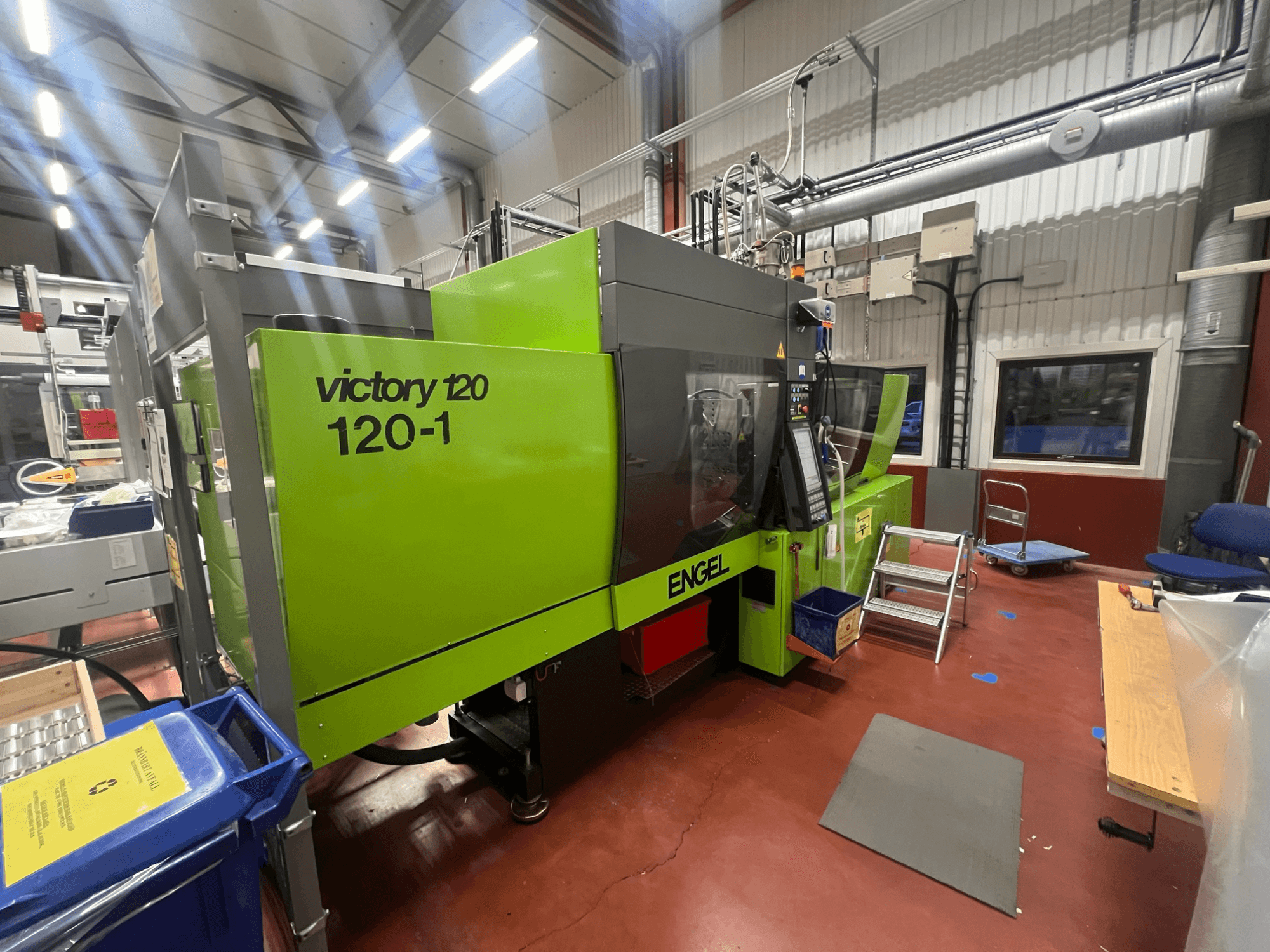 Roheline ENGEL Victory 120-1 survevalu masin, esiplaanil, juhtpaneel ja astmed, tööstuslikus keskkonnas.