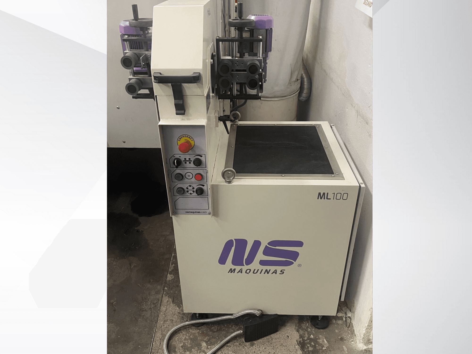 MS Maquinas'i ML100 masin, esiplaan, millel on juhtpaneel nuppude ja pedaaliga, määratletud tööpind.