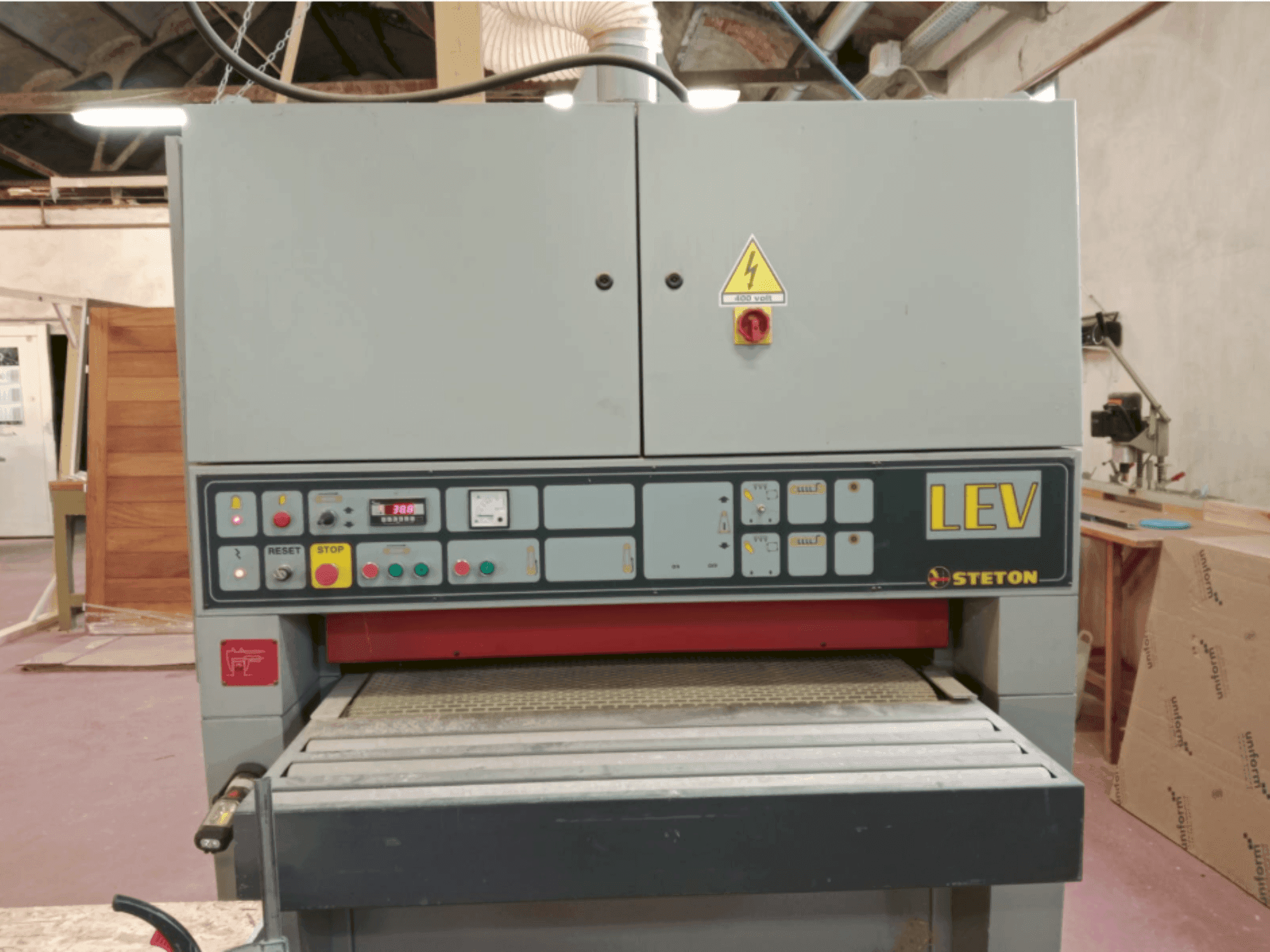 Masina STETON LEV2RR eestvaade