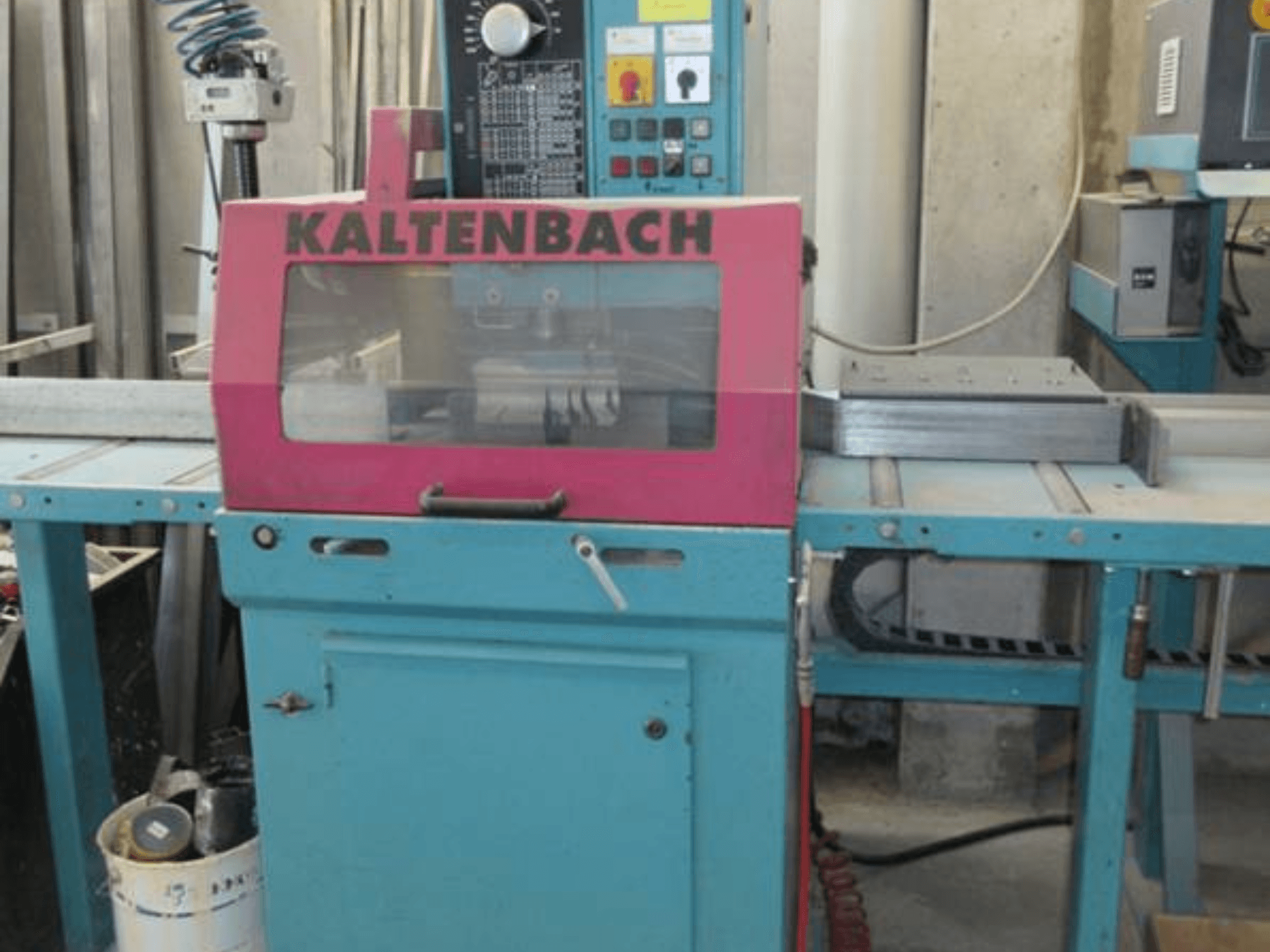KALTENBACH KKS 400 E metallist ketassaag esiplaanil, millel on roosa turvakate ja nuppudega juhtpaneel.