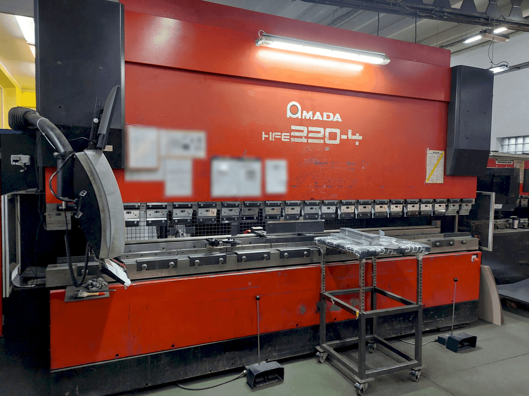 Masina AMADA HFE 220-4 eestvaade