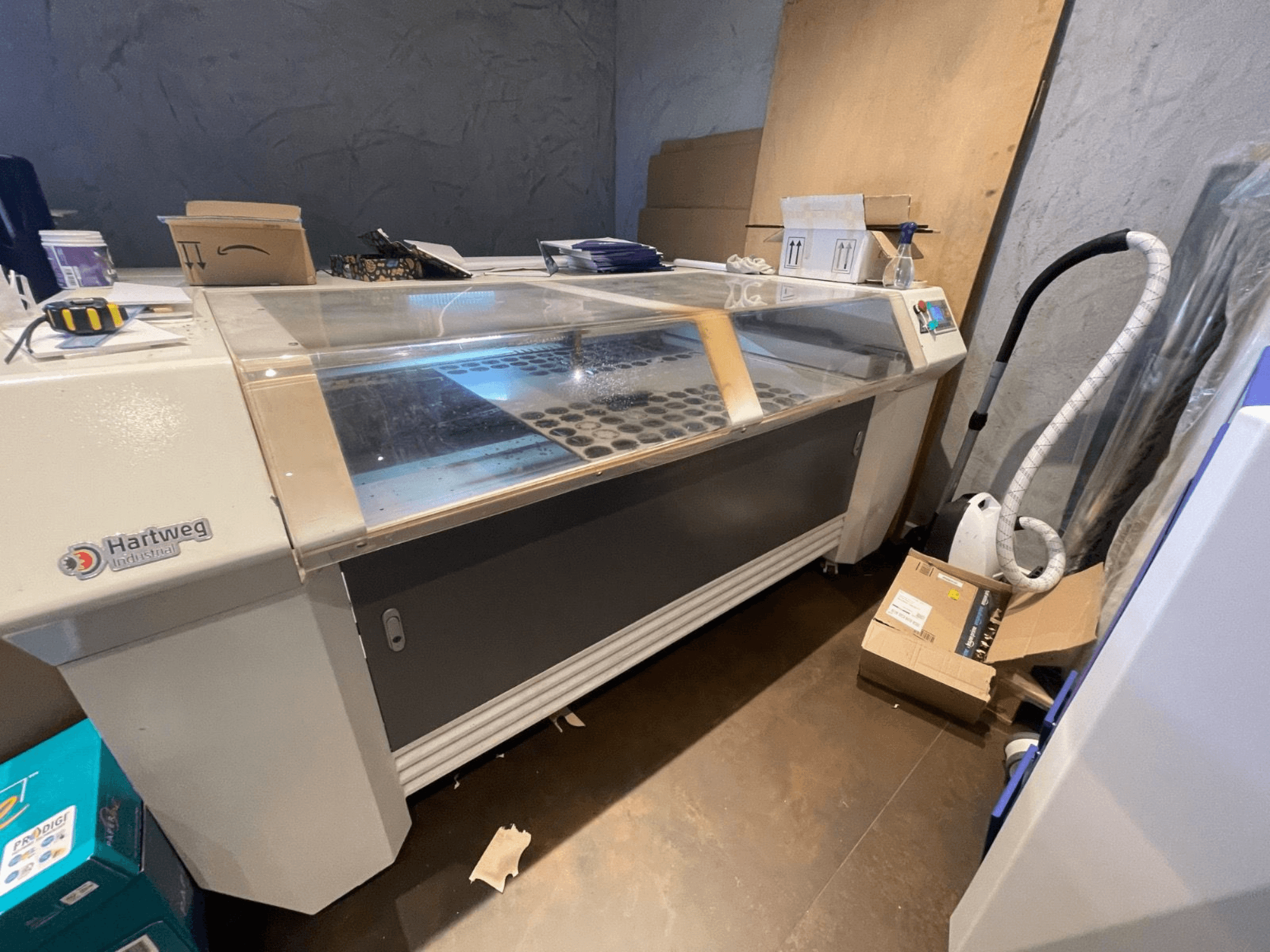 CO2-laserlõikepink Bodor CL-1610XUF külgvaates, kus on näha tööala koos materjalipesadega ja juhtpaneel.