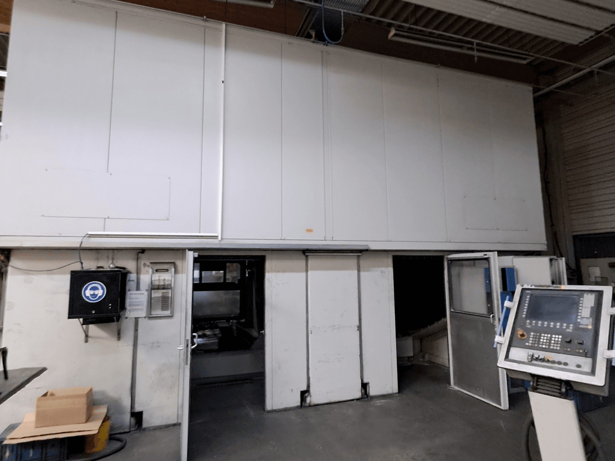 Portaalfreesmasin MAKA Moving Beam 840D, vaade eest, kus avatud uksed paljastavad masina sisemuse ja juhtpaneeli.