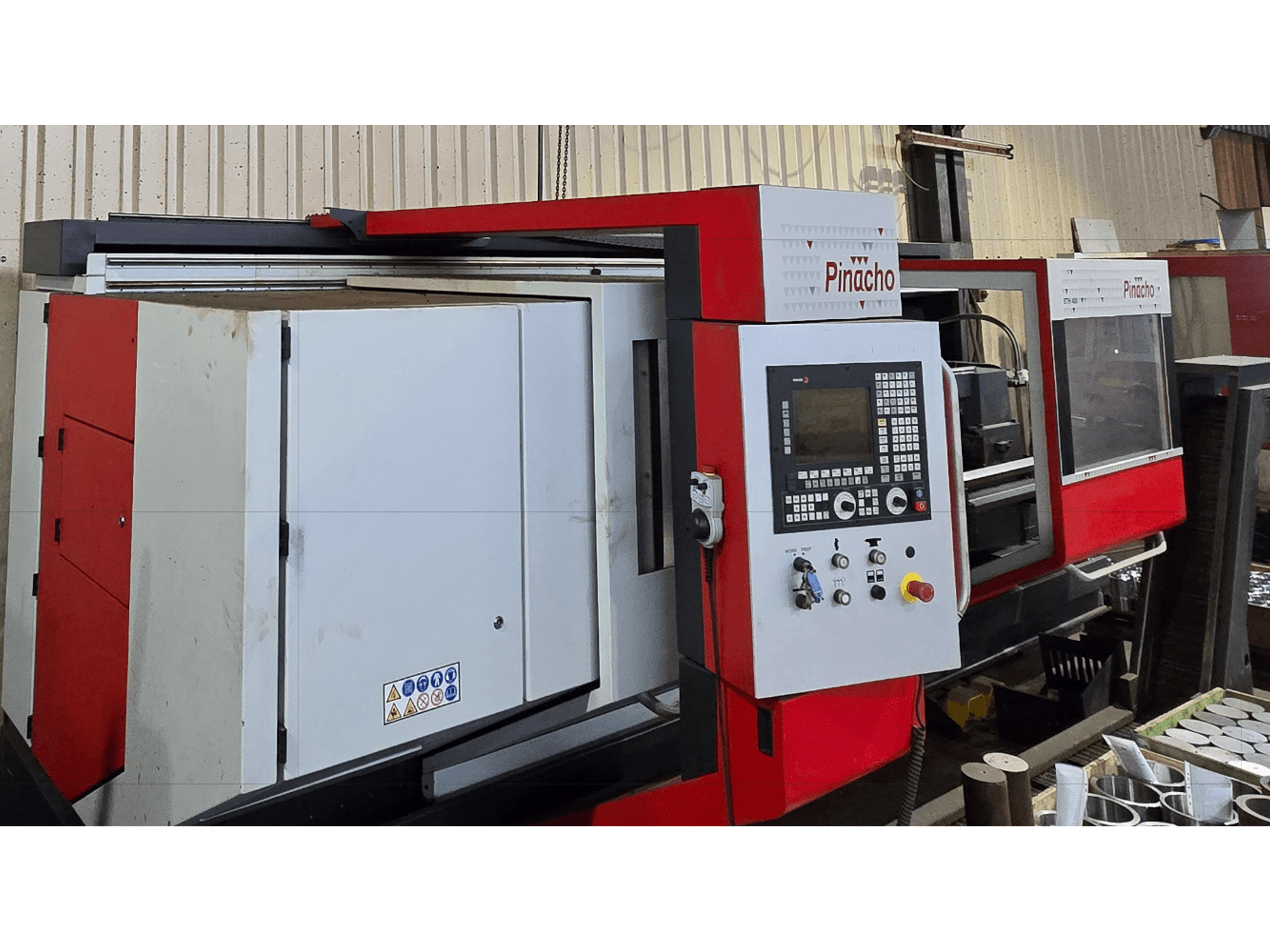 Pinacho STH 400-105×3000 horisontaalne treipingi, esiplaanil, juhtpaneel ja punased aktsendid.