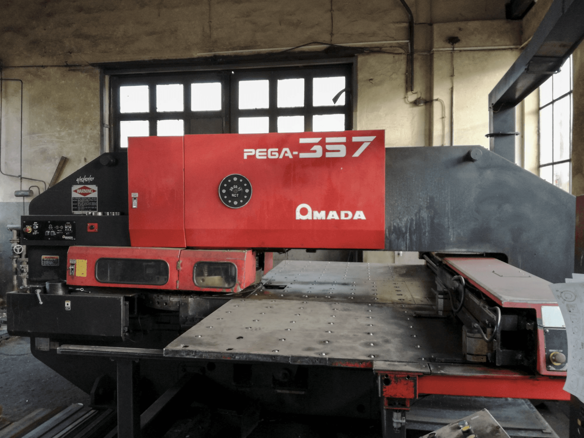 Masina AMADA PEGA 357 eestvaade