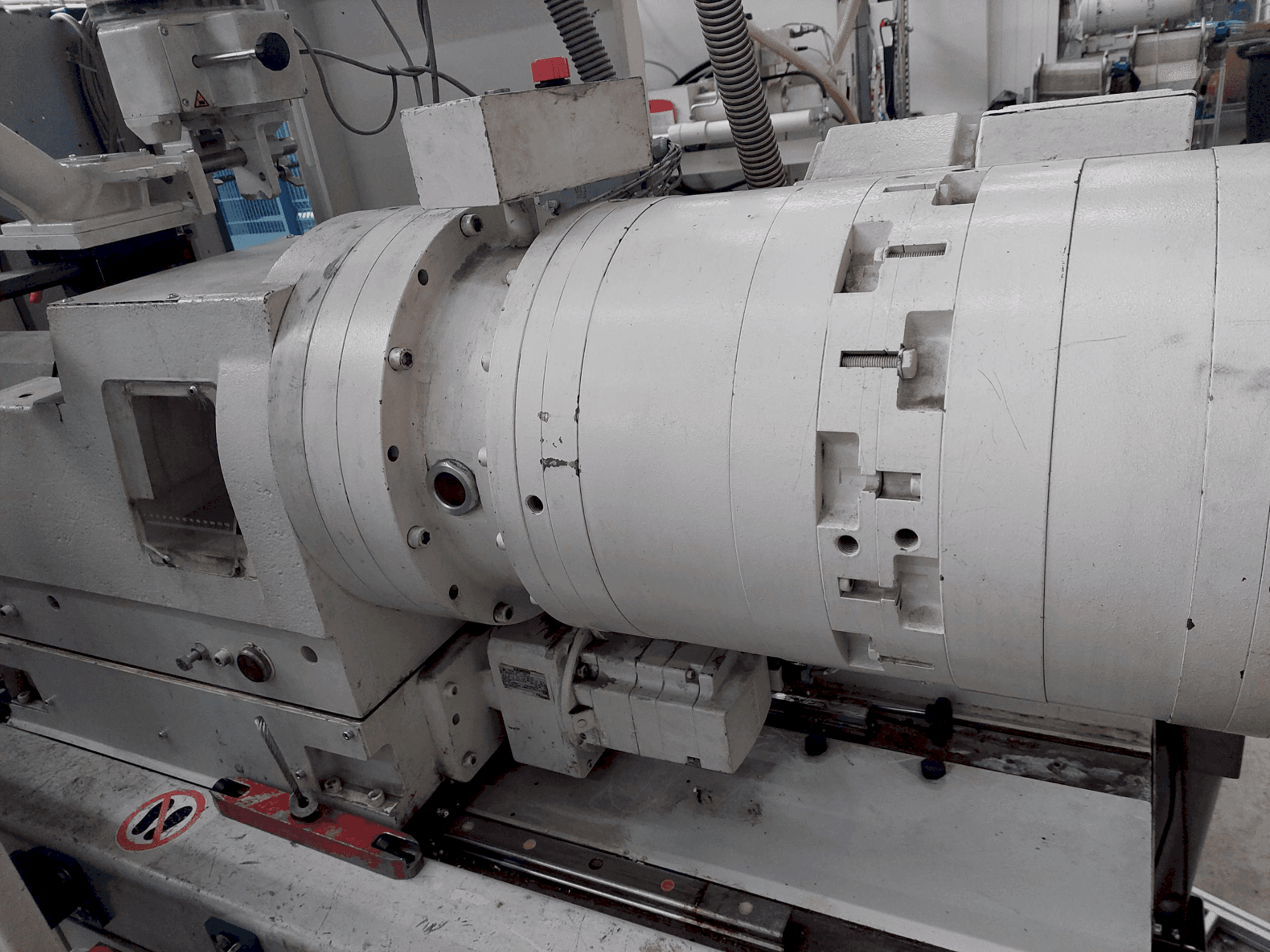 Masina Krauss Maffei 80-180 EX eestvaade