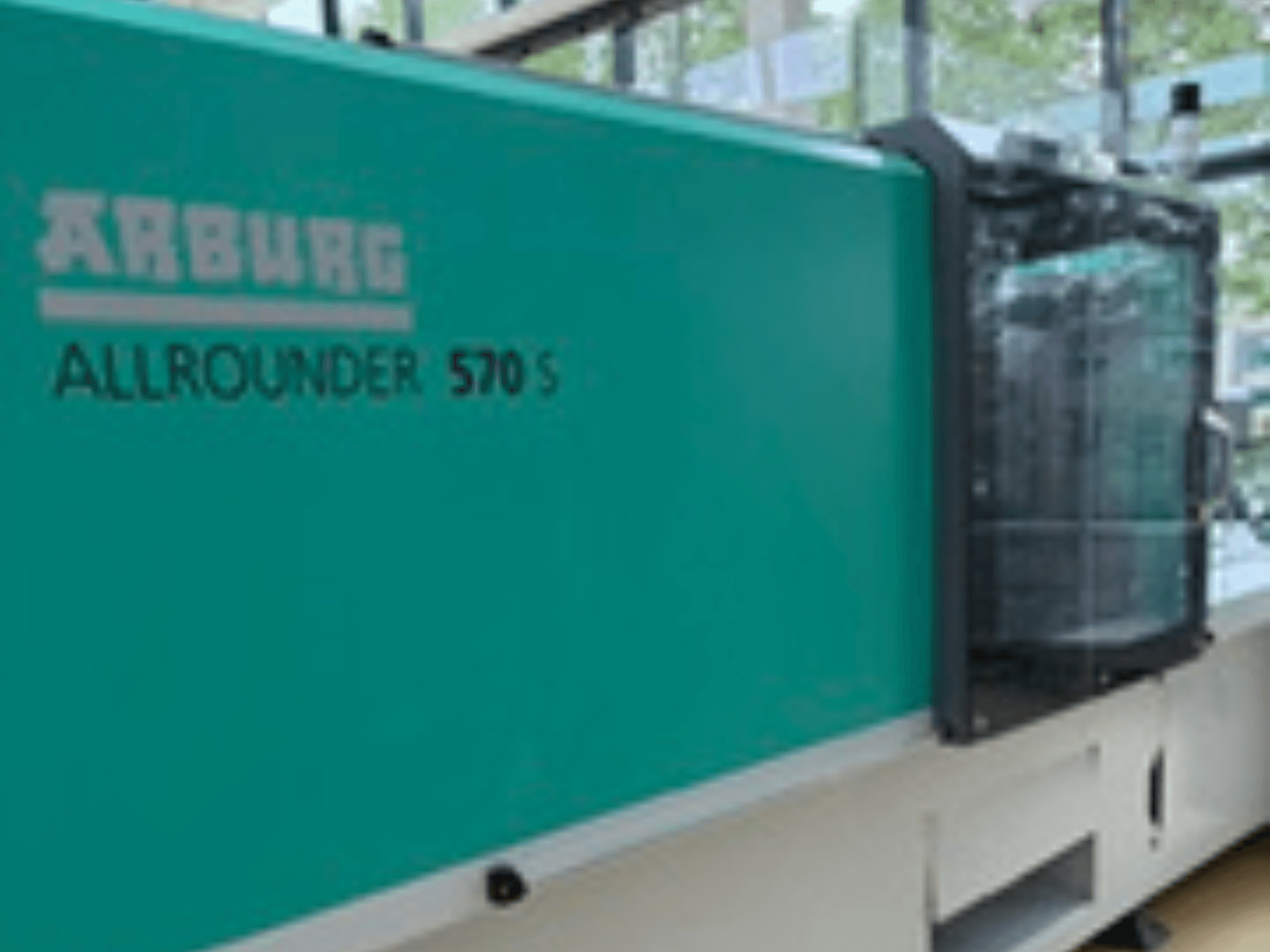 Arburg ALLROUNDER 570 S 1600-290 esiplaanil, millel on sinimustvalge väliskuju ja sissepritseüksus, mis näitab osa masina konstruktsioonist.