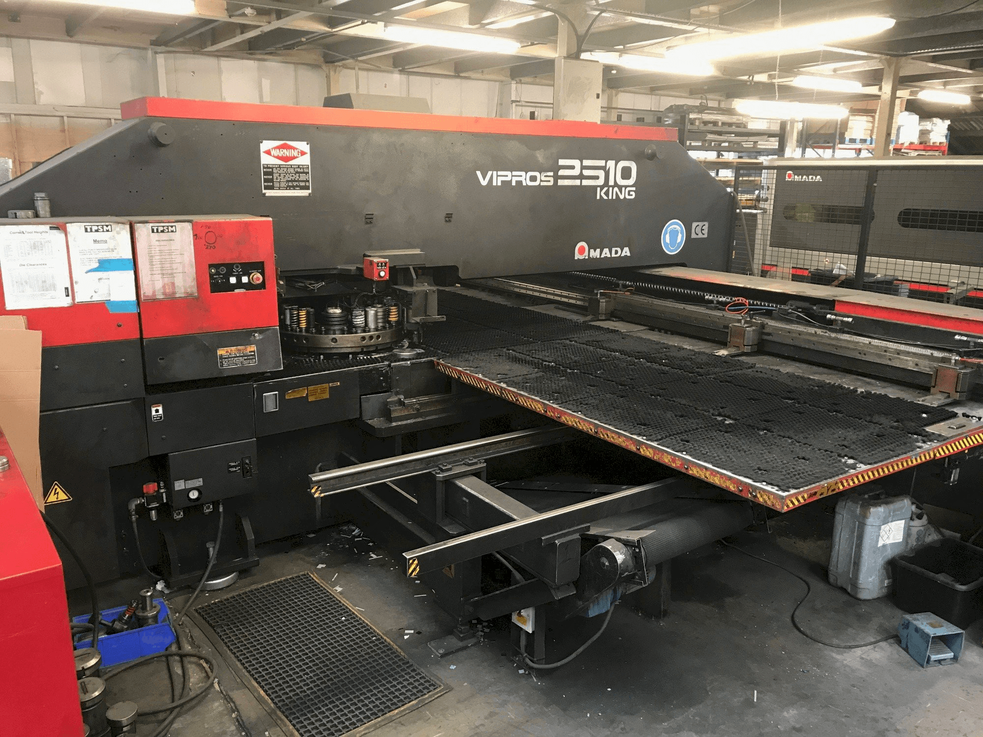 Masina AMADA VIPROS 2510 KING eestvaade