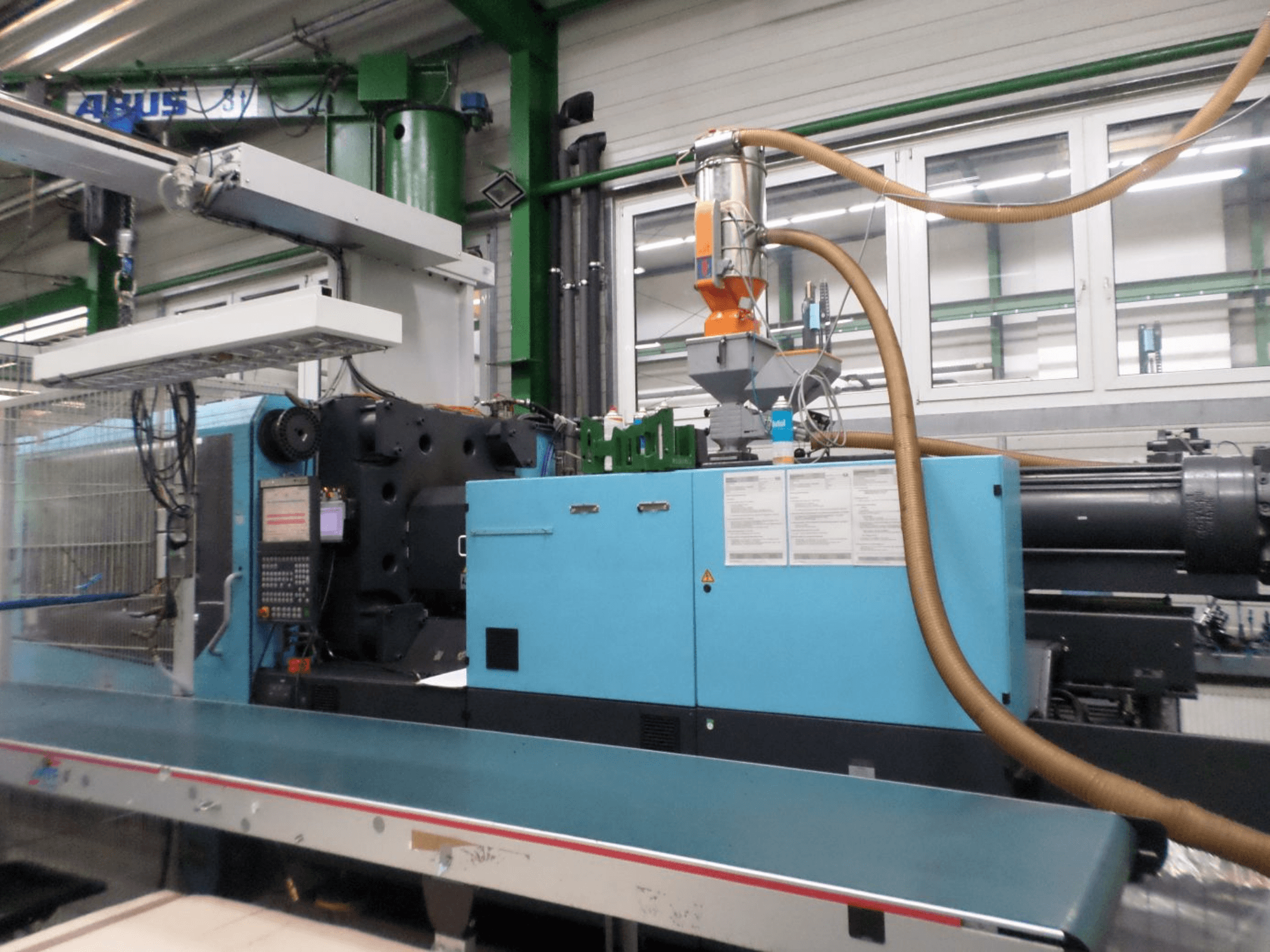 DEMAG D 420 hüdraulilise süstimisvormimismasina vaade eest, millel on näha juhtpaneel, täitemahuti ja hüdraulilised komponendid.