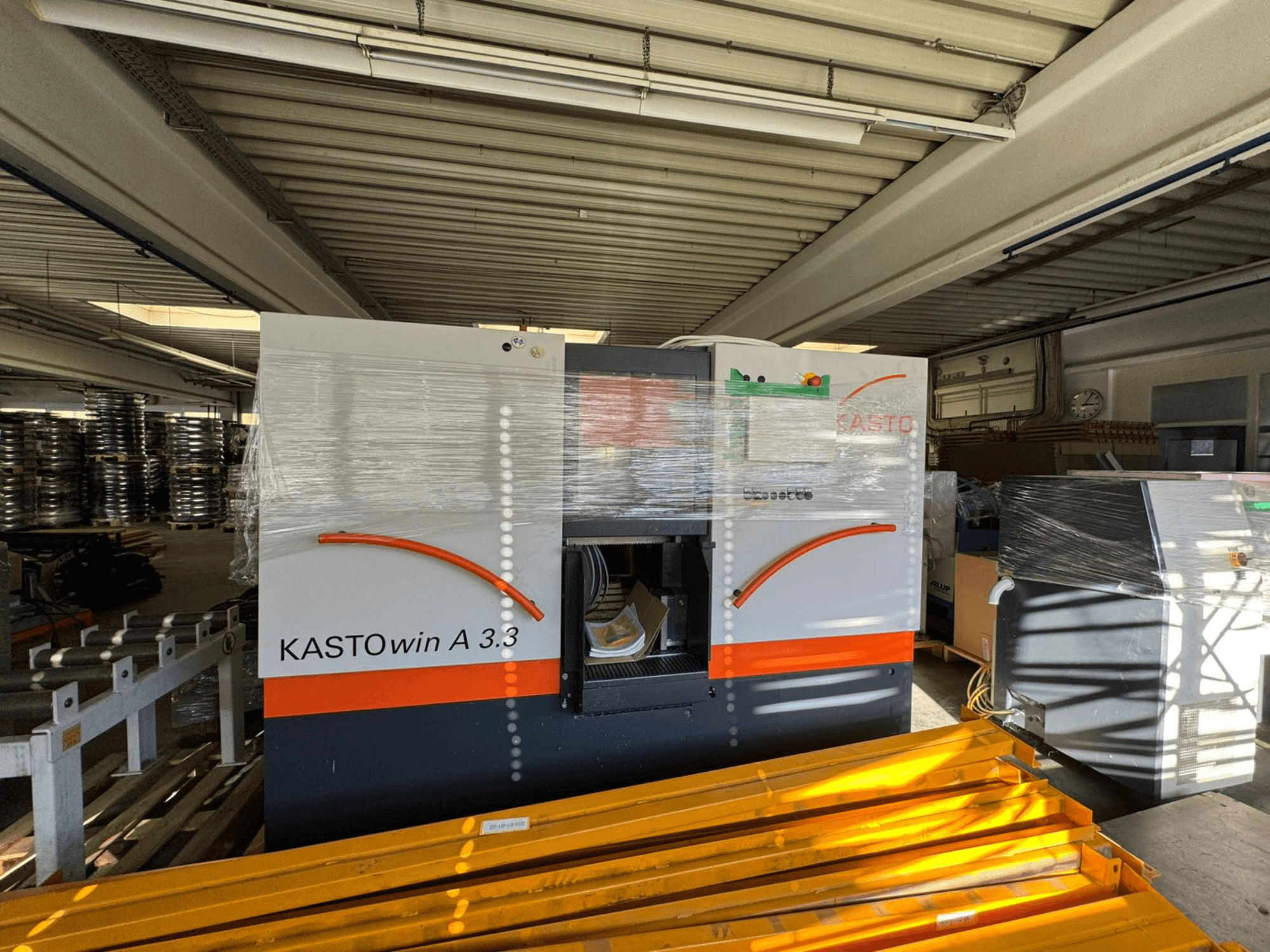 KASTO win A 3.3 metallsaag, vaade eest, kaitseks pakendatud, kusjuures on näha juhtimisseadmed ja ümbritsevad seadmed.