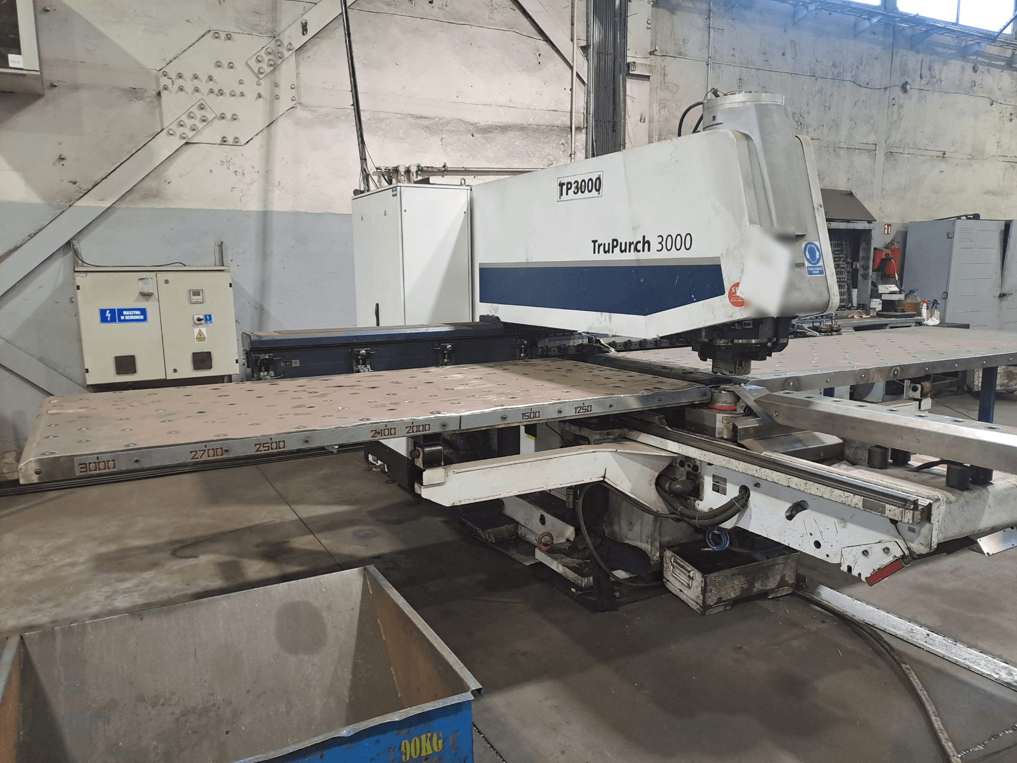TruPunch 3000 CNC-tööpinkide masin, mis on näidatud tööstuslikus keskkonnas suure metallplaadi ja mõõtmismärgistustega.