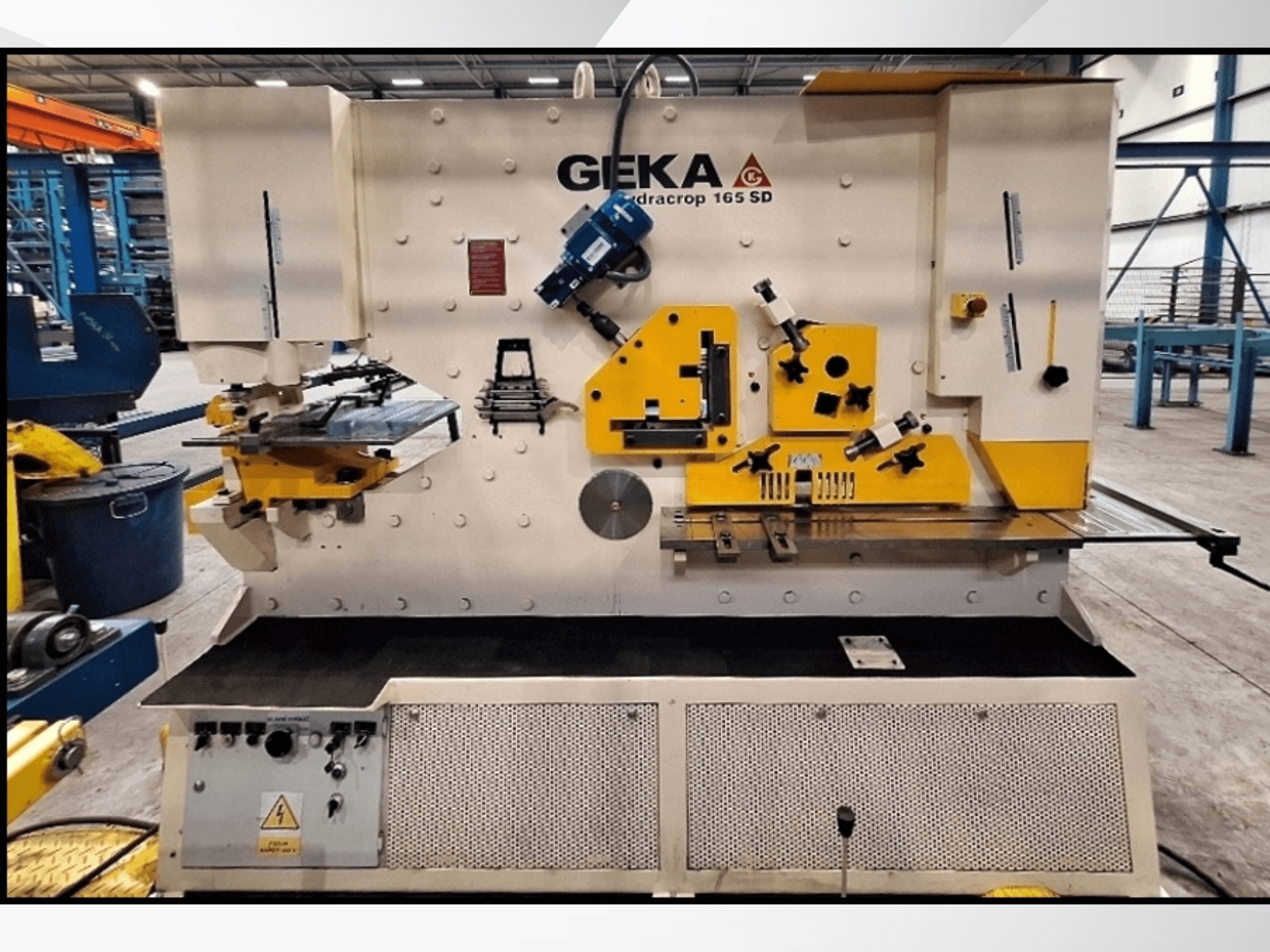 CNC-lõikepink GEKA HYDRACROP 165/300 SD eestvaates, millel on näha juhtimisseadmed ja lõikamisvõimalused.