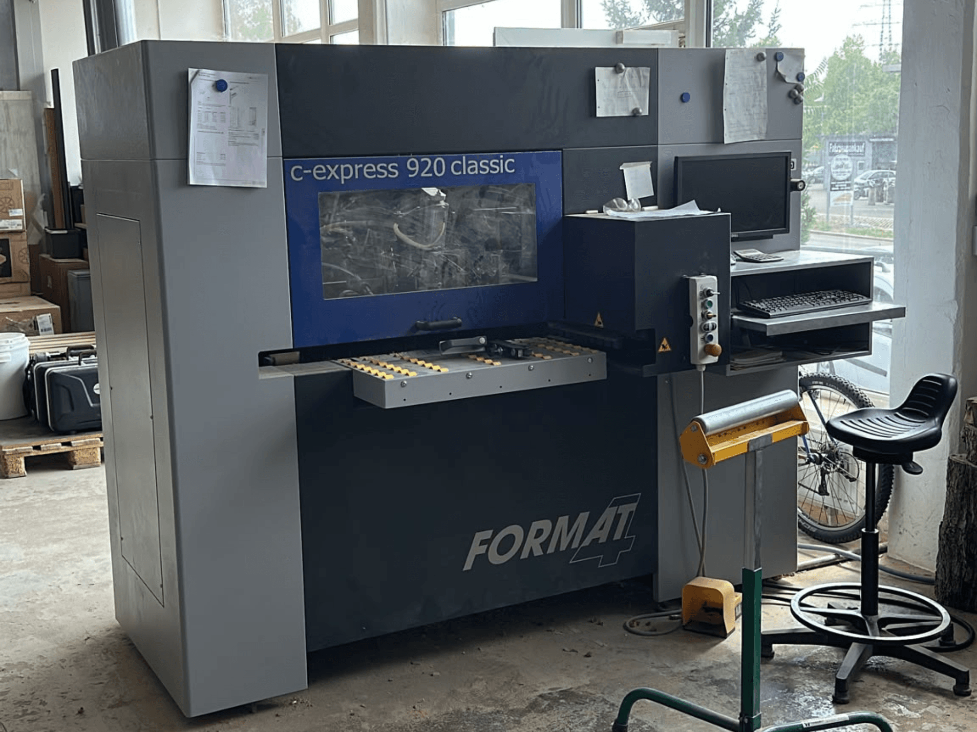 CNC-puidutöötluskeskus FORMAT4 c-express 920 classic, esivaade, millel on näha juhtpaneel ja tööala.