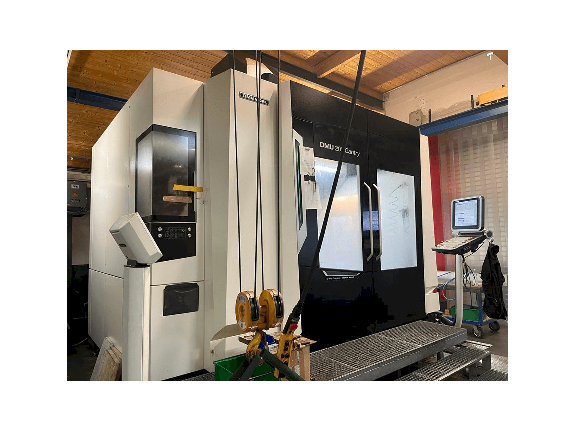 Masina DMG MORI DMU 200 Gantry eestvaade