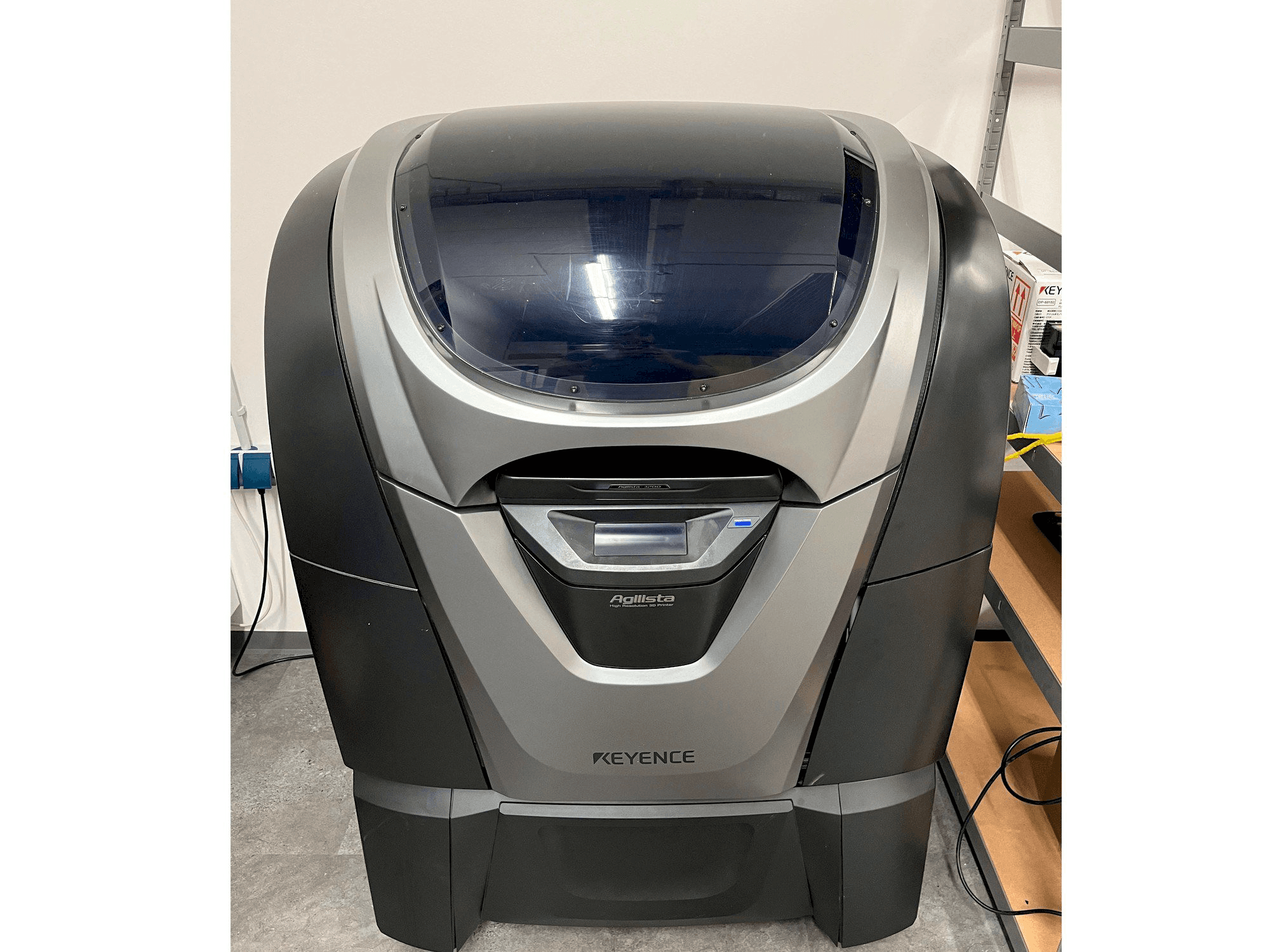 Masina KEYENCE Agilista 3200-w eestvaade