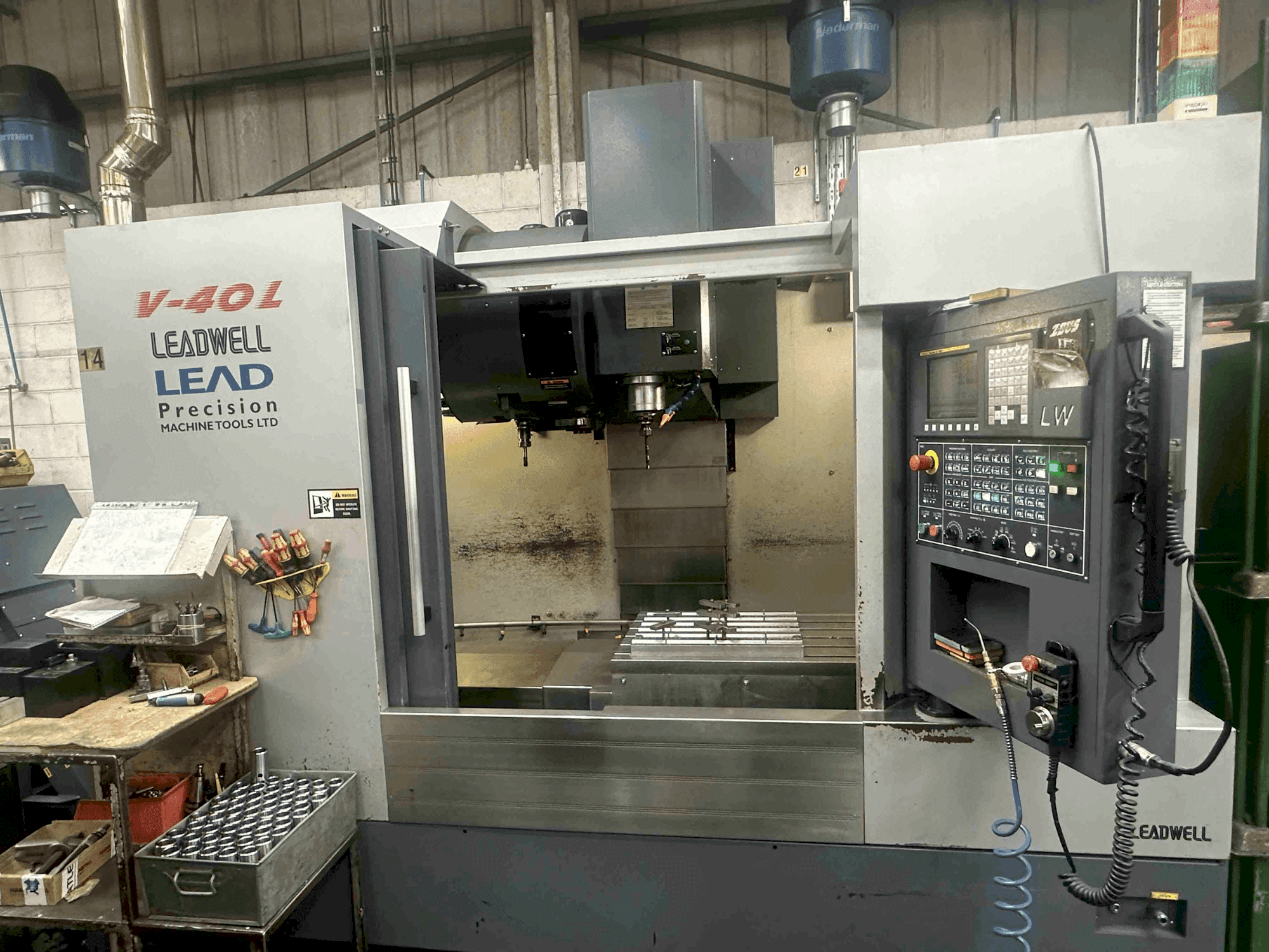 Masina Leadwell V-40L eestvaade
