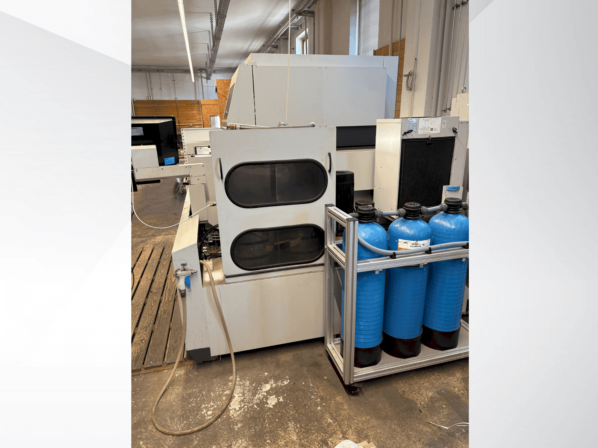 Masina Mitsubishi MV2400S eestvaade