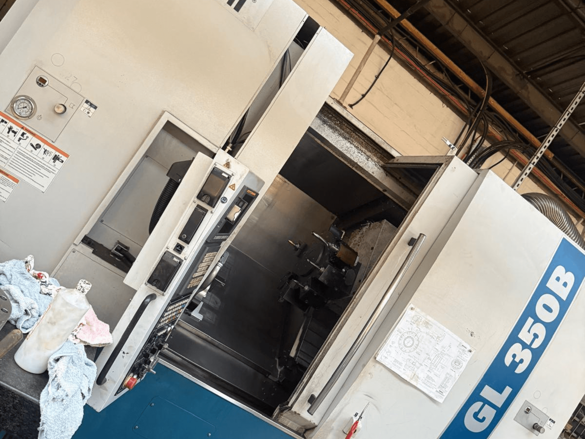 Horisontaalne treipingi Romi GL 350B, esiplaanil, millel on juhtpaneel ja avatud uks, mis avab siseruumi.