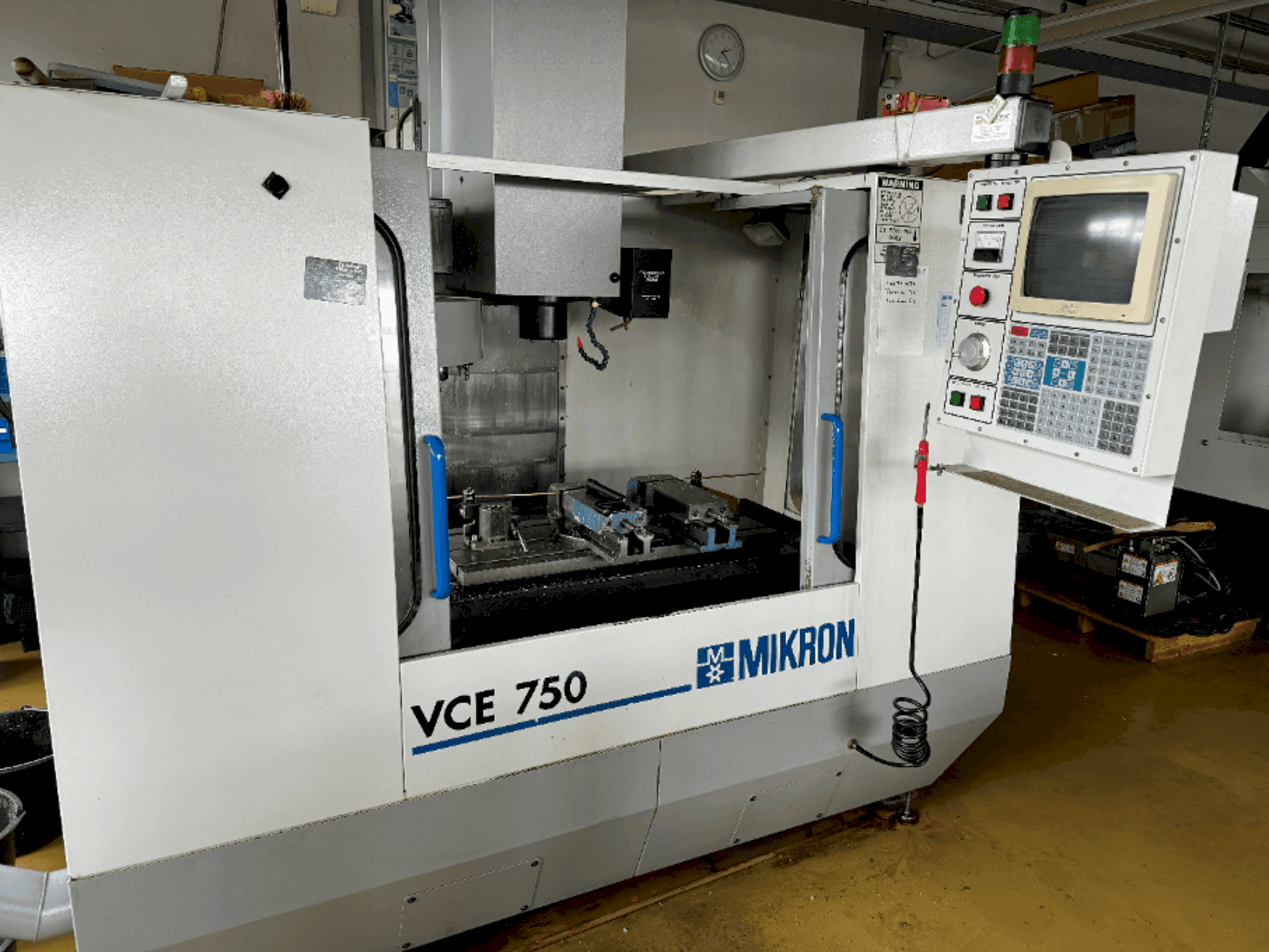 Masina MIKRON VCE 750 eestvaade