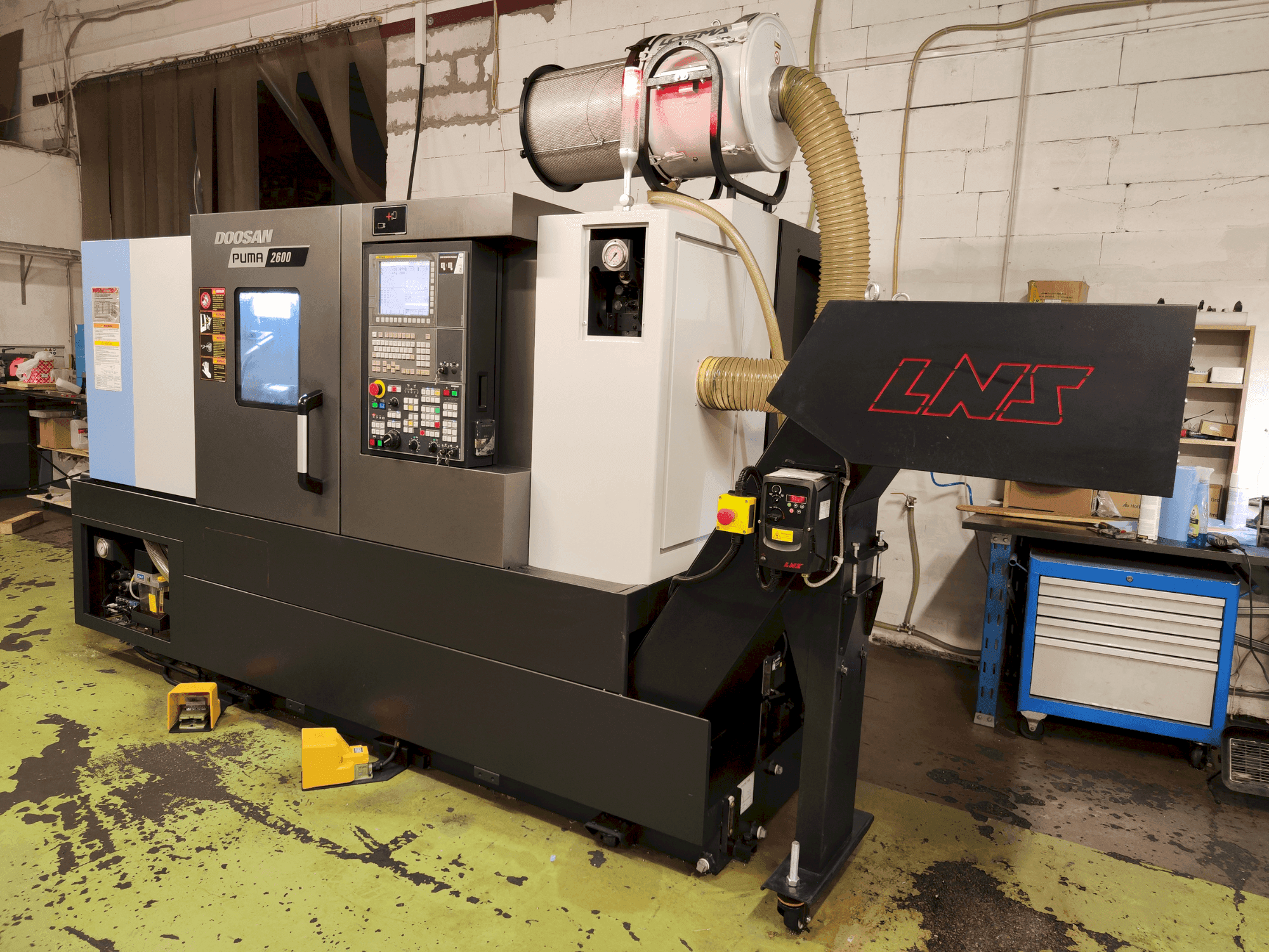 Masina DOOSAN Puma 2600/500 eestvaade