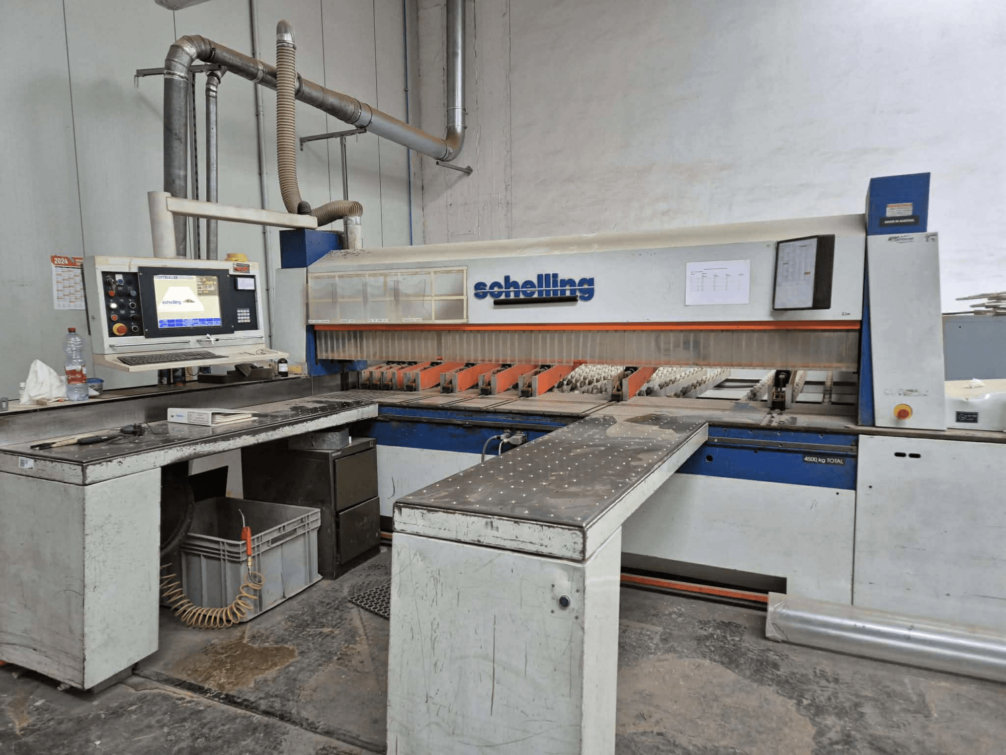 Schaublini lõikemasin külgvaates, millel on arvutiliides, teravad lõiketerad ja tugev metallist tööpind.